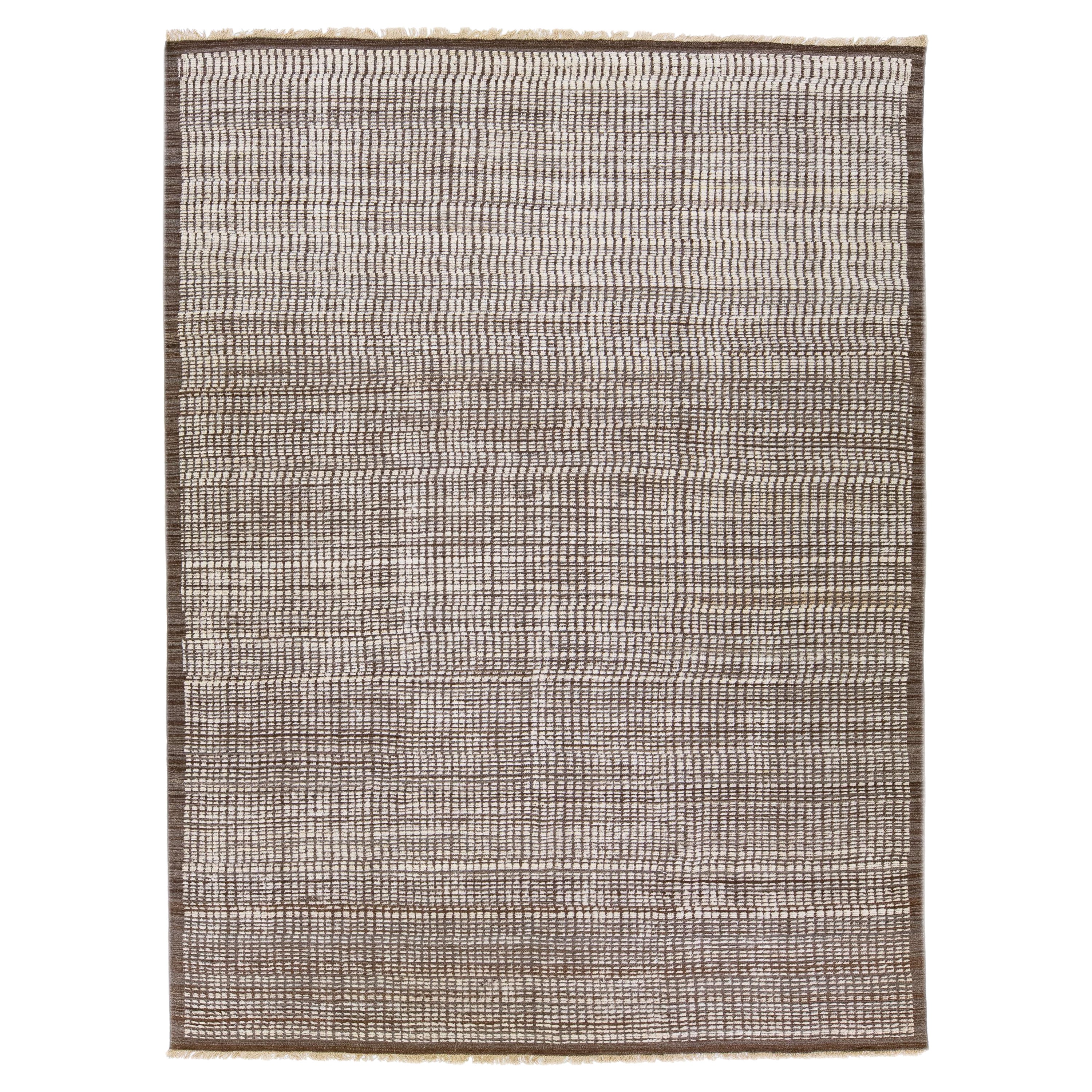 Tapis moderne de style marocain en laine marron fait à la main avec un design minimaliste
