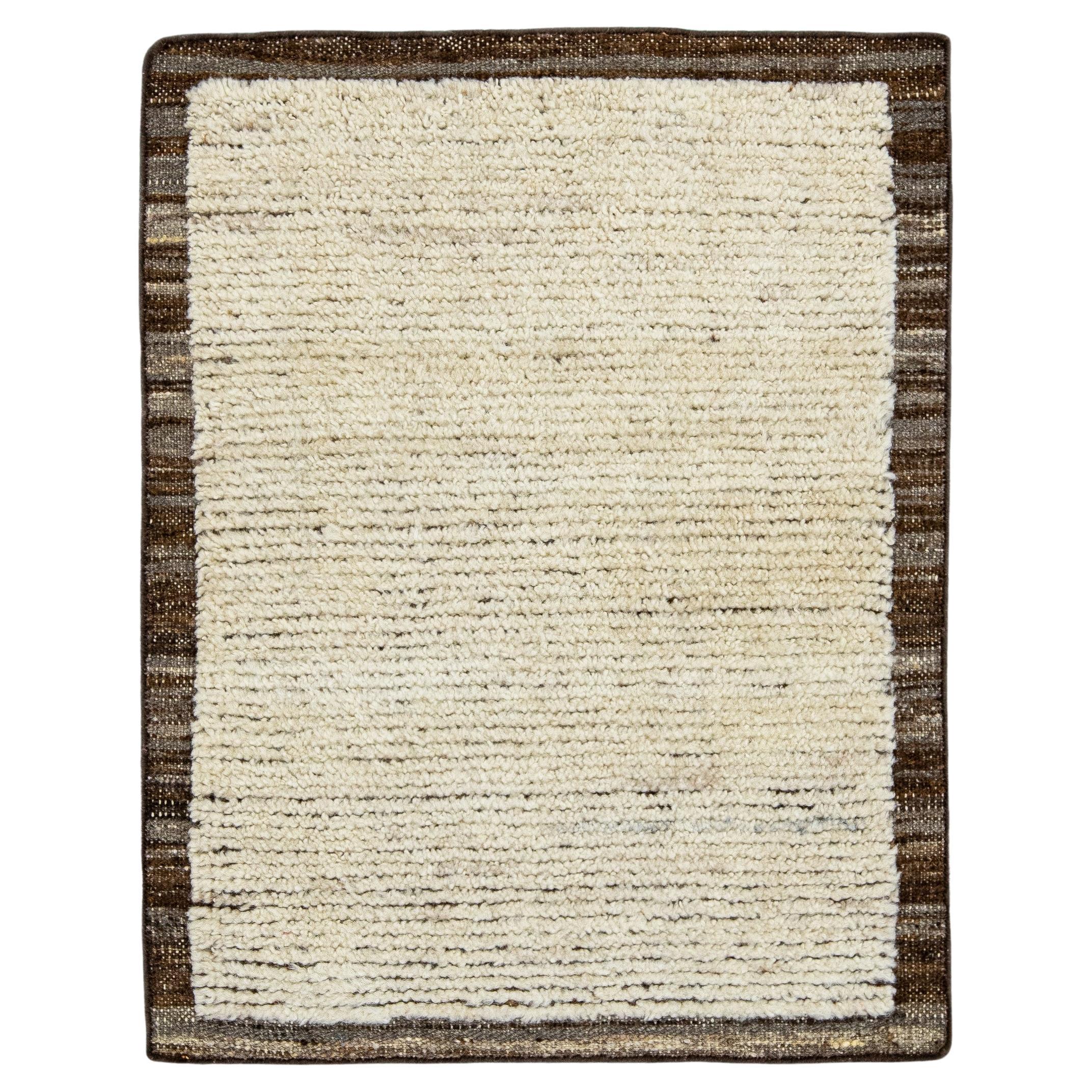 Moderner moderner handgefertigter Beige/Brauner Wollteppich im marokkanischen Stil