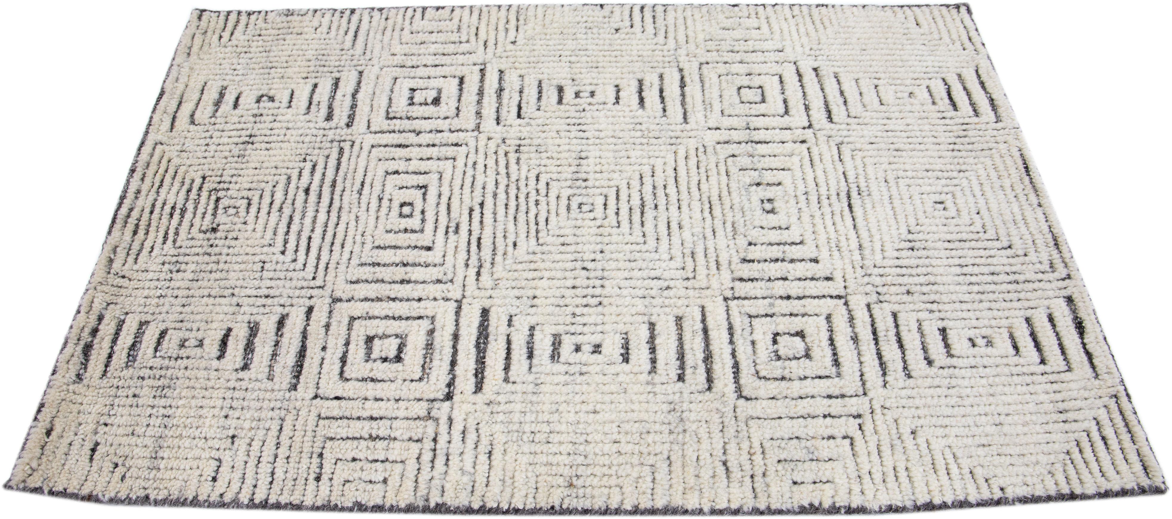 Moderner Wollteppich im marokkanischen Stil von Apadana. Kundenspezifische Größen und Farben auf Bestellung.

MATERIAL: 80 Wolle und 20 Baumwolle.
Techniken: Handgelockt.
Stil: Marokkanisch.
Vorlaufzeit: Ca. 15-16 Wochen verfügbar.
Farben: Wie