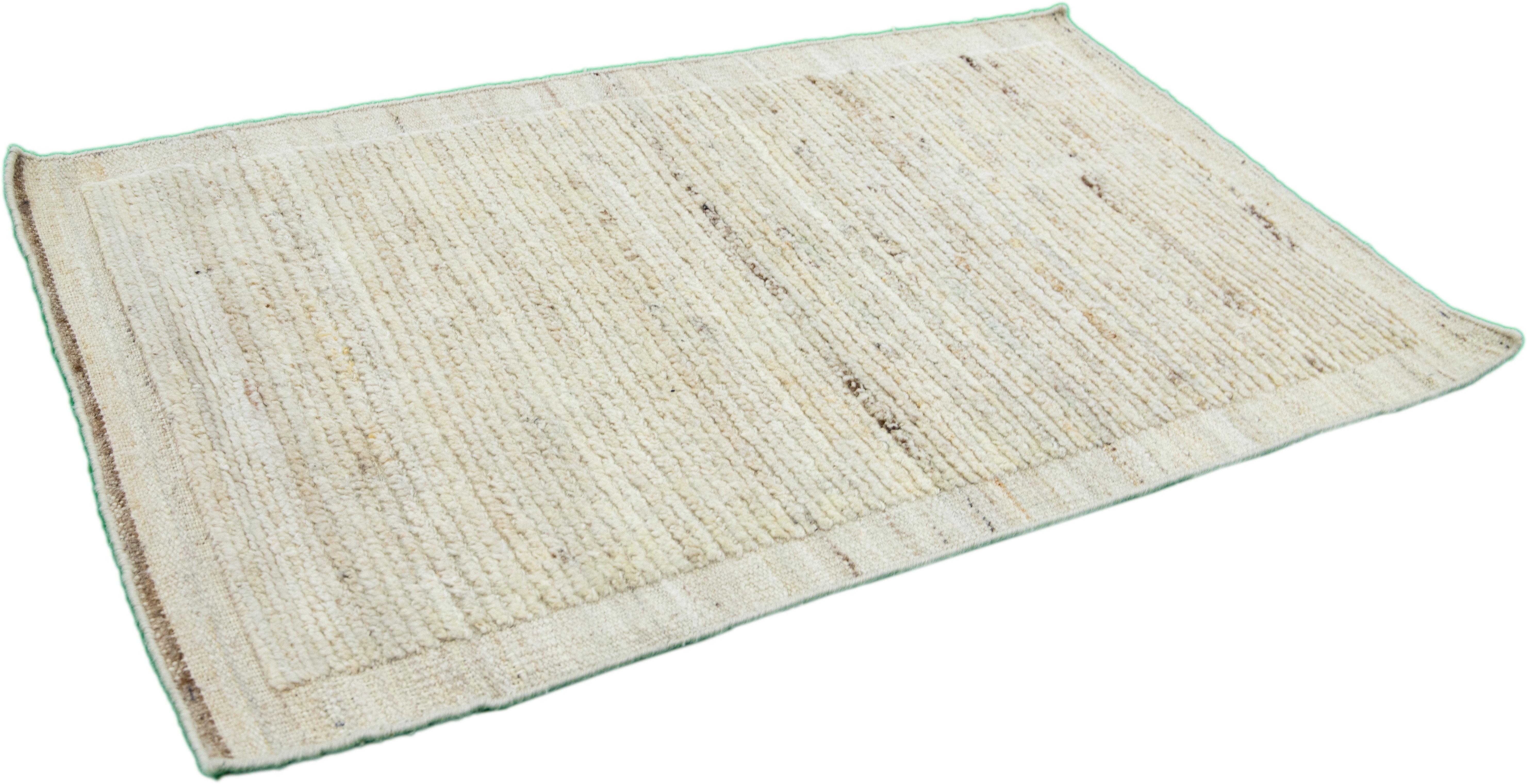 Organico moderno Tappeto moderno in stile marocchino fatto a mano su misura in lana beige in vendita