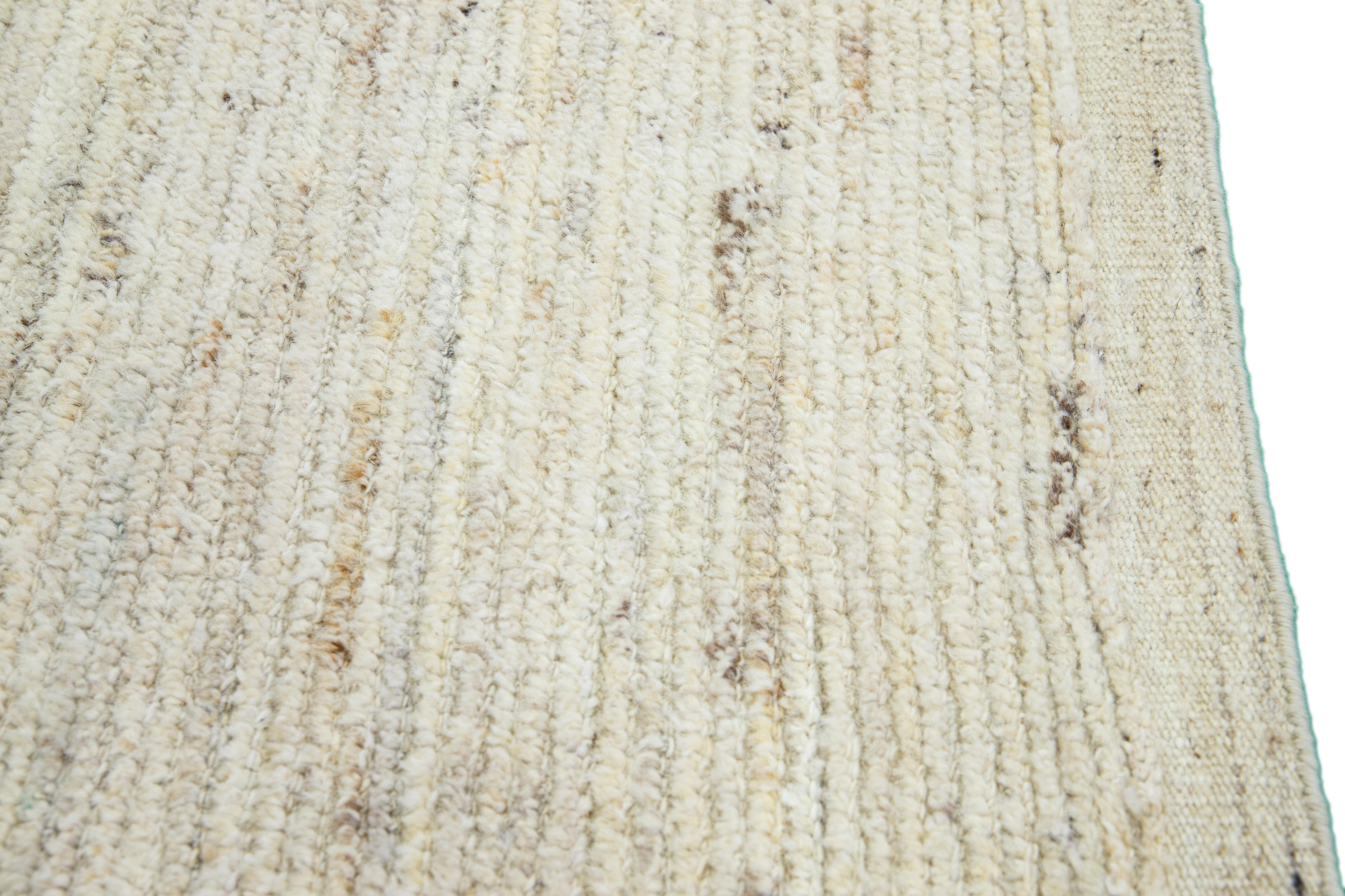 Indiano Tappeto moderno in stile marocchino fatto a mano su misura in lana beige in vendita