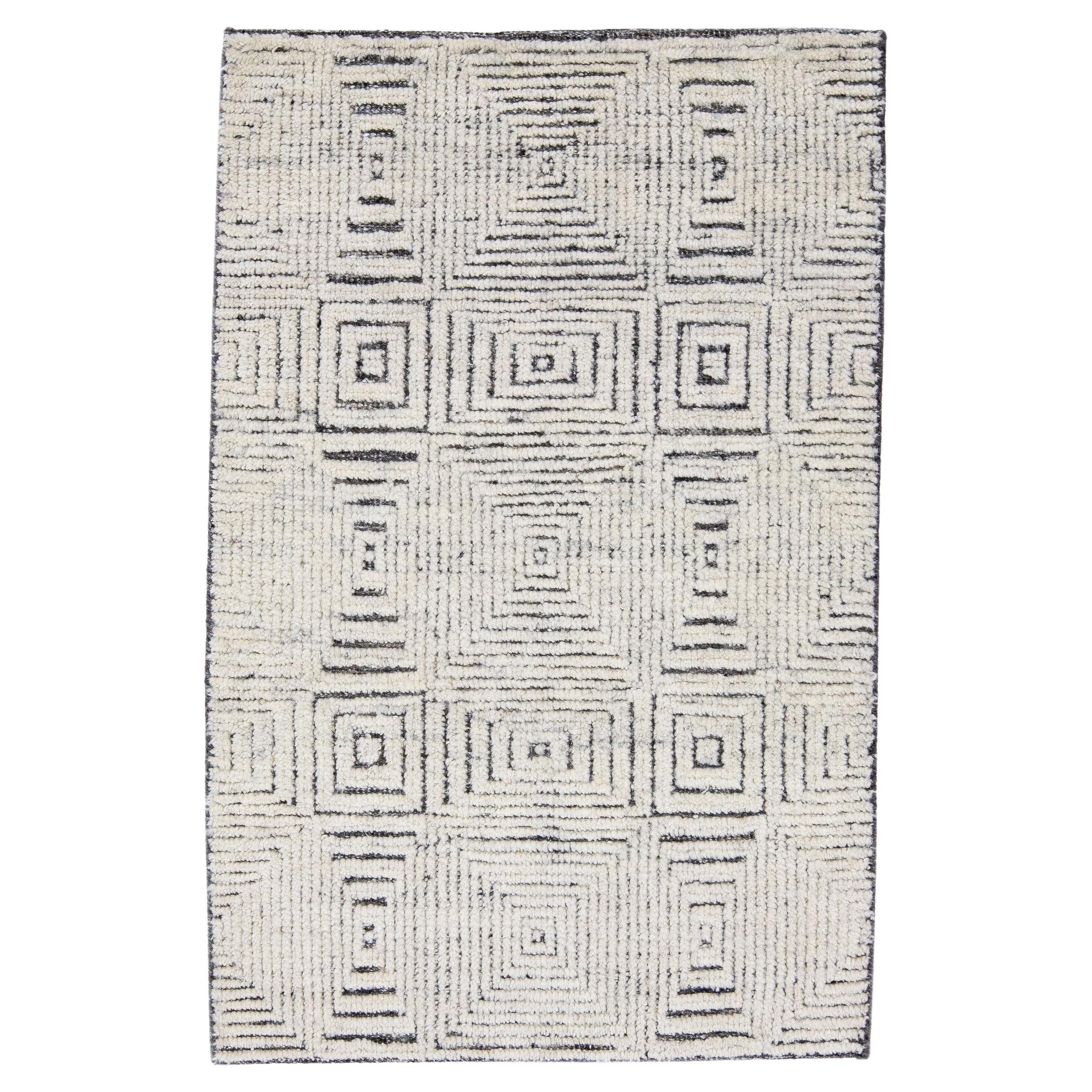 Alfombra moderna de lana beige hecha a mano a medida de estilo marroquí