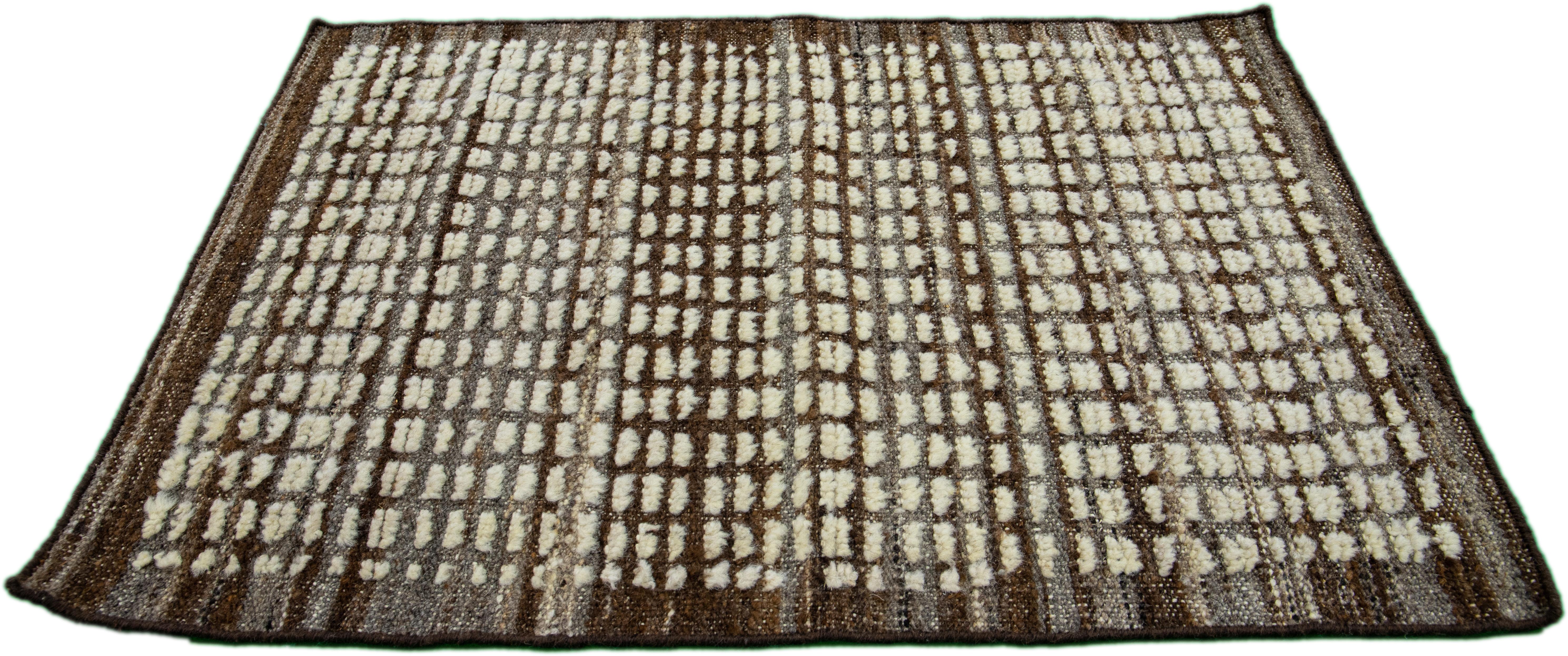 Moderner Wollteppich im marokkanischen Stil von Apadana. Kundenspezifische Größen und Farben auf Bestellung. 

Material: 100% Wolle 
Techniken: Handgeknüpft
Stil: Marokkanisch 
Vorlaufzeit: Ca. 15-16 Wochen verfügbar 
Farben: Wie abgebildet, andere