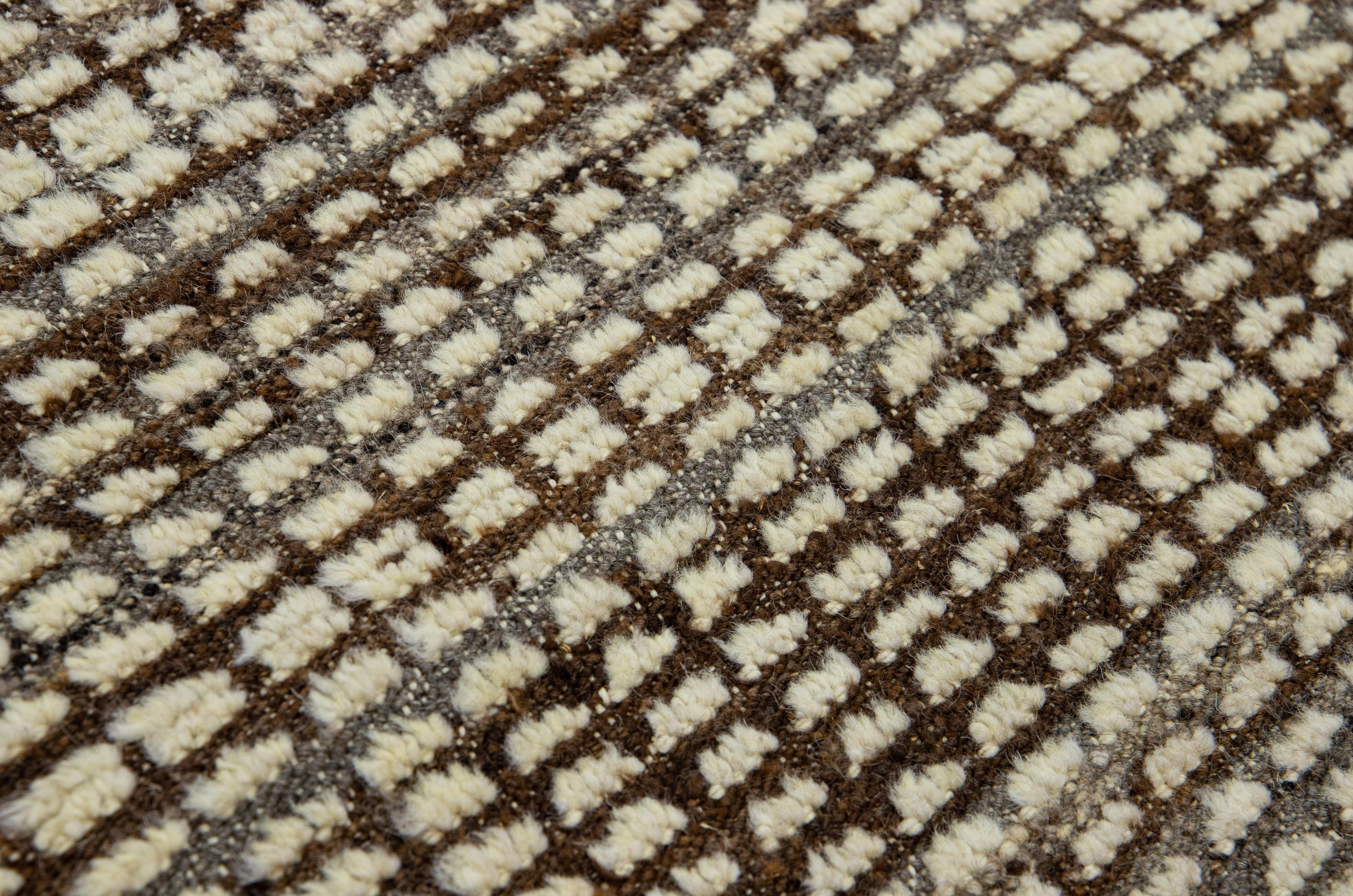 Moderner moderner handgefertigter brauner Wollteppich im marokkanischen Stil (Handgeknüpft) im Angebot