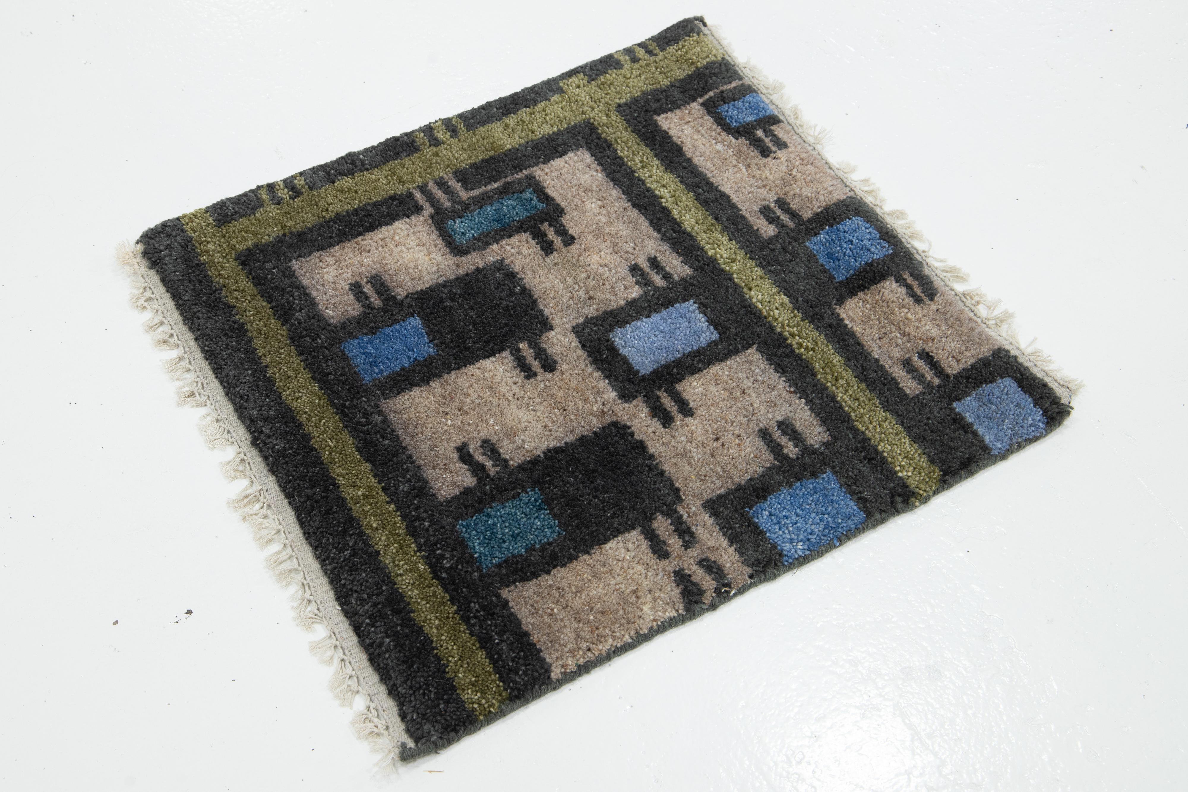 Moderner Wollteppich im marokkanischen Stil von Apadana. Individuelle Größen und Farben werden auf Bestellung gefertigt.

MATERIAL: Wolle.
Techniken: Handgelockt.
Stil: Marokkanisch.
Vorlaufzeit: Ca. 15-16 Wochen verfügbar.
Farben: Wie abgebildet,
