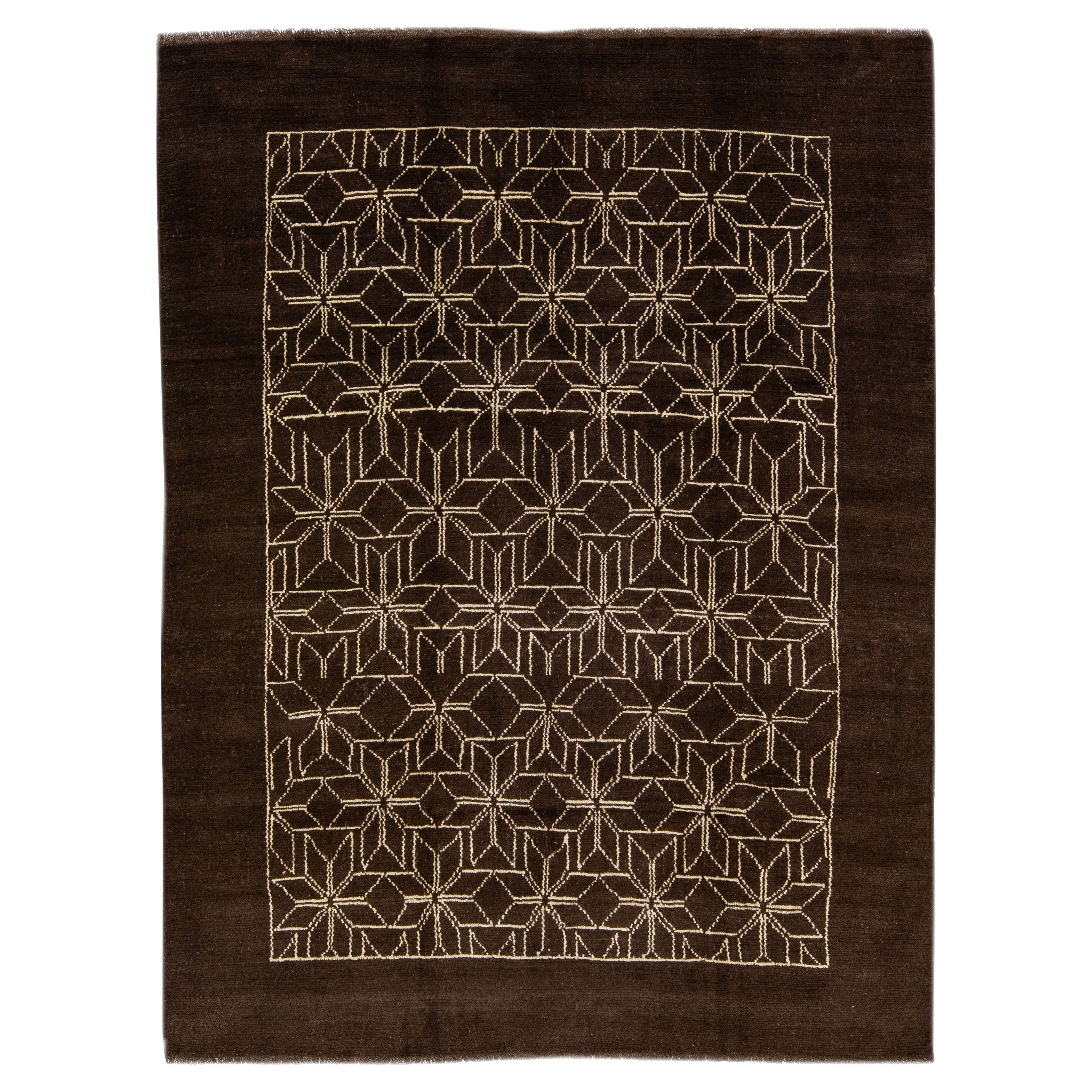 Tapis en laine marron foncé de style marocain moderne fait à la main par Apadana