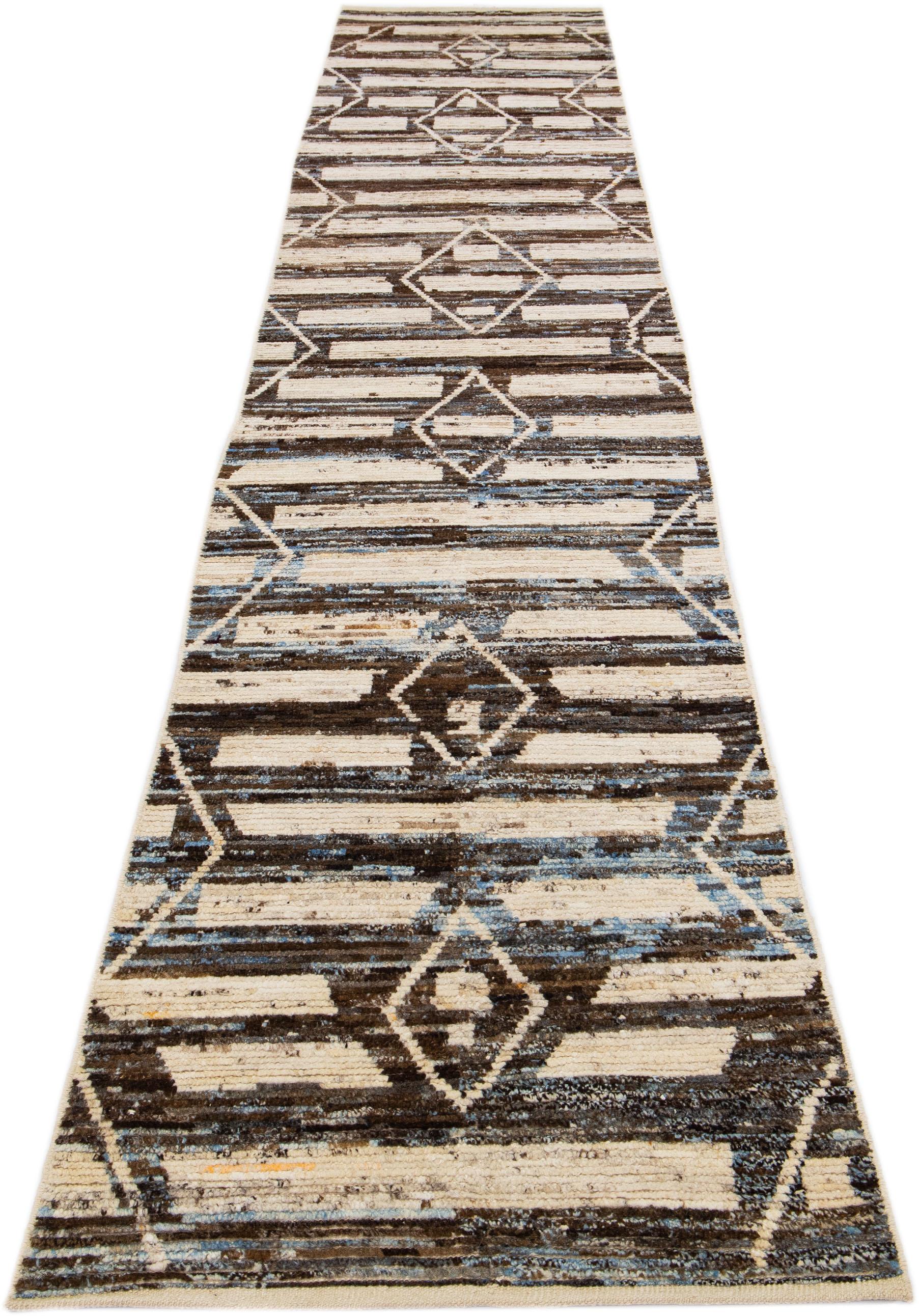 Tribal Tapis de couloir en laine beige et marron de style marocain moderne et géométrique fait à la main en vente