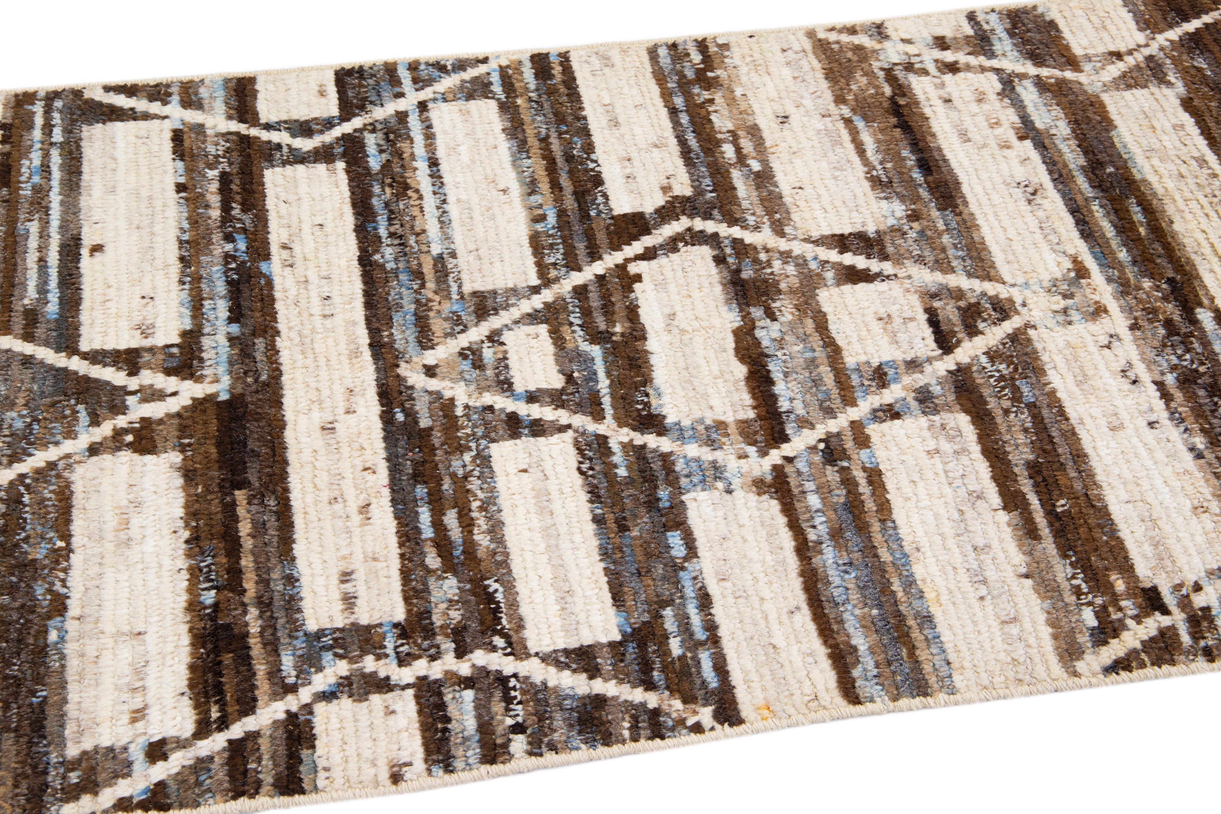 Pakistanais Tapis de couloir en laine beige et marron de style marocain moderne et géométrique fait à la main en vente
