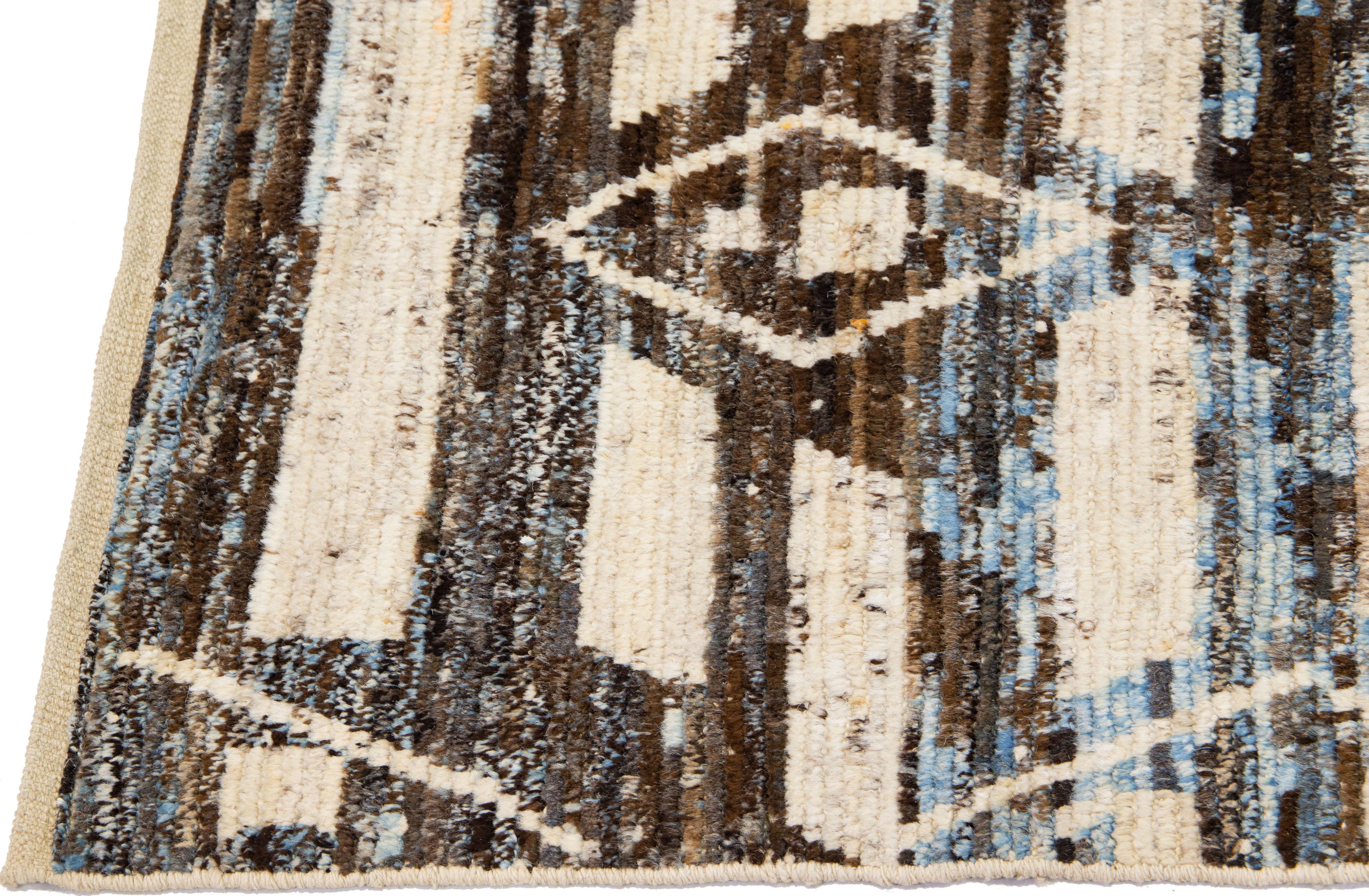 Noué à la main Tapis de couloir en laine beige et marron de style marocain moderne et géométrique fait à la main en vente