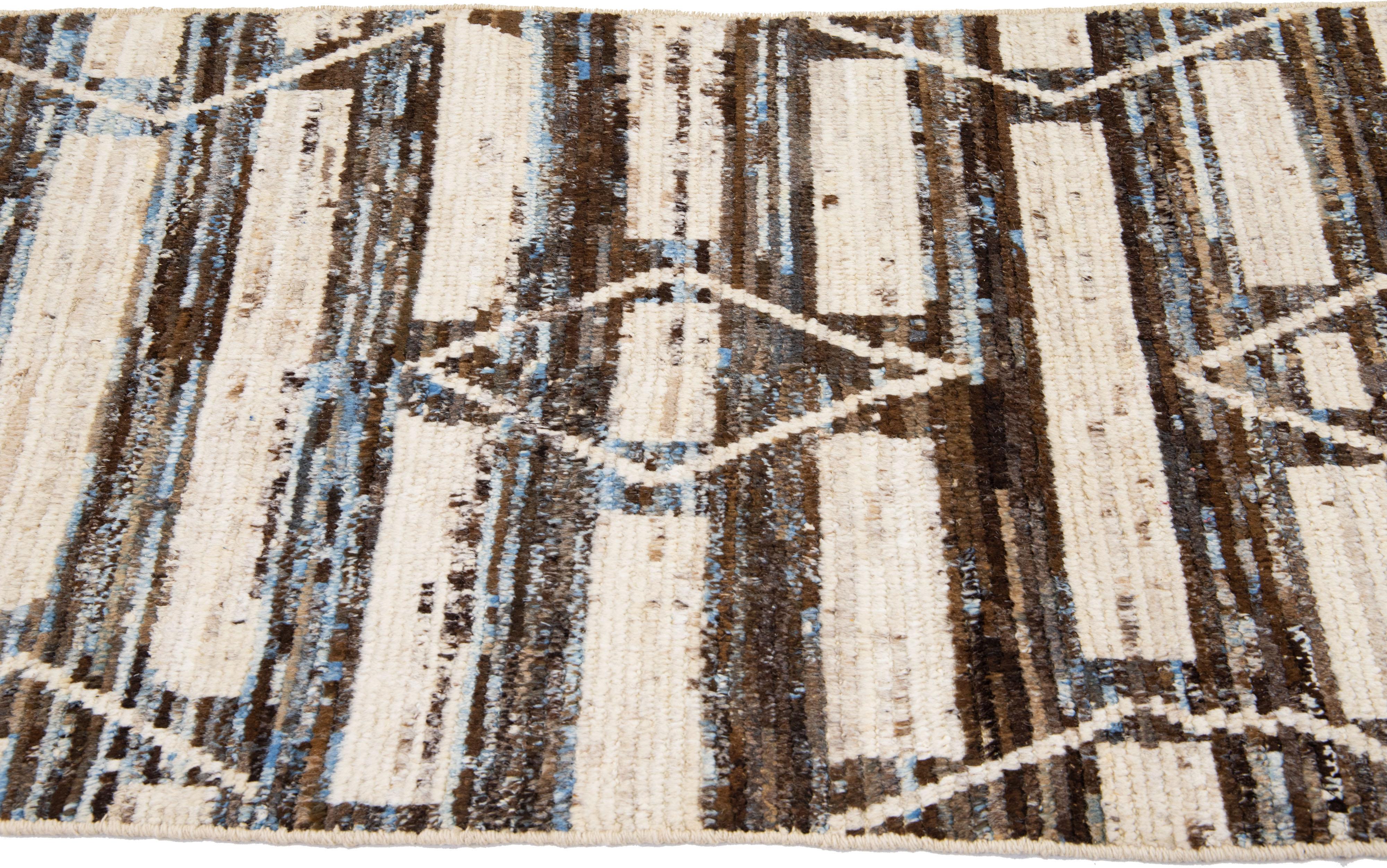 Tapis de couloir en laine beige et marron de style marocain moderne et géométrique fait à la main Neuf - En vente à Norwalk, CT