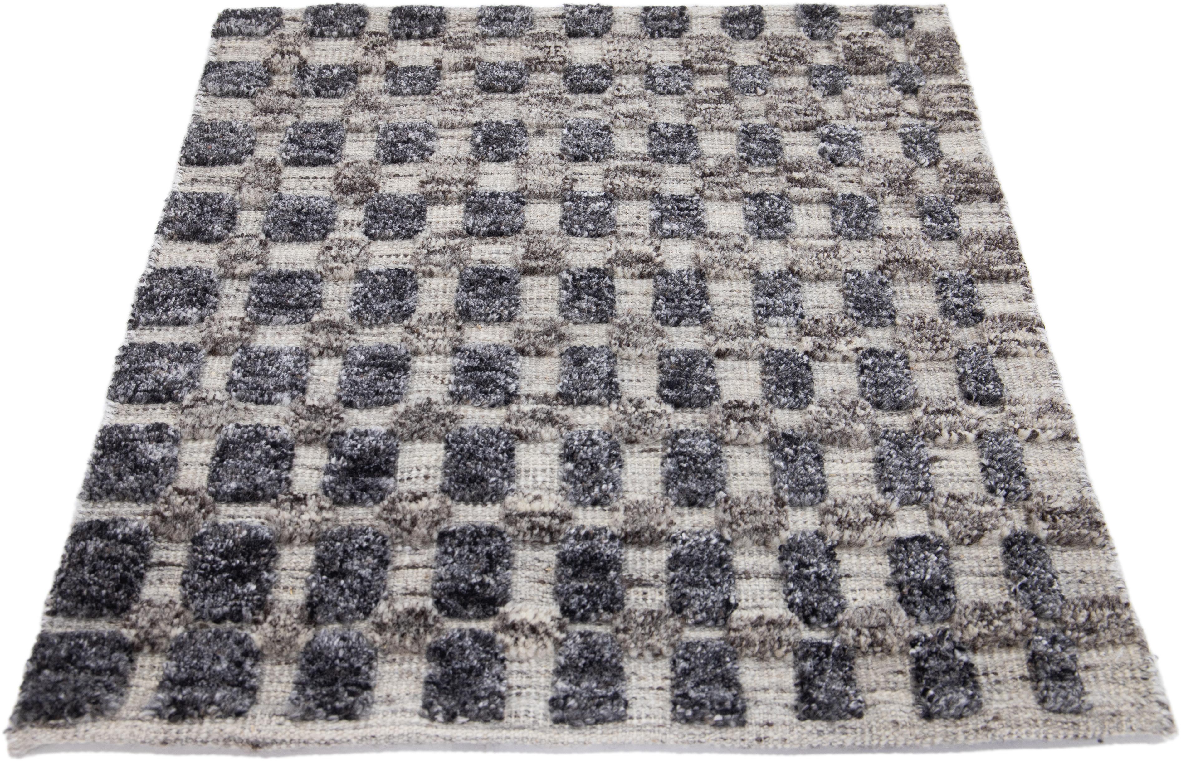 Moderner marokkanischer Teppich aus neuseeländischer Wolle von Apadana. Kundenspezifische Größen und Farben auf Bestellung. 

Material: Neuseeländische Wolle 
Techniken: Handgeknüpft
Stil: Marokkanisch 
Vorlaufzeit: Ca. 15-16 Wochen verfügbar