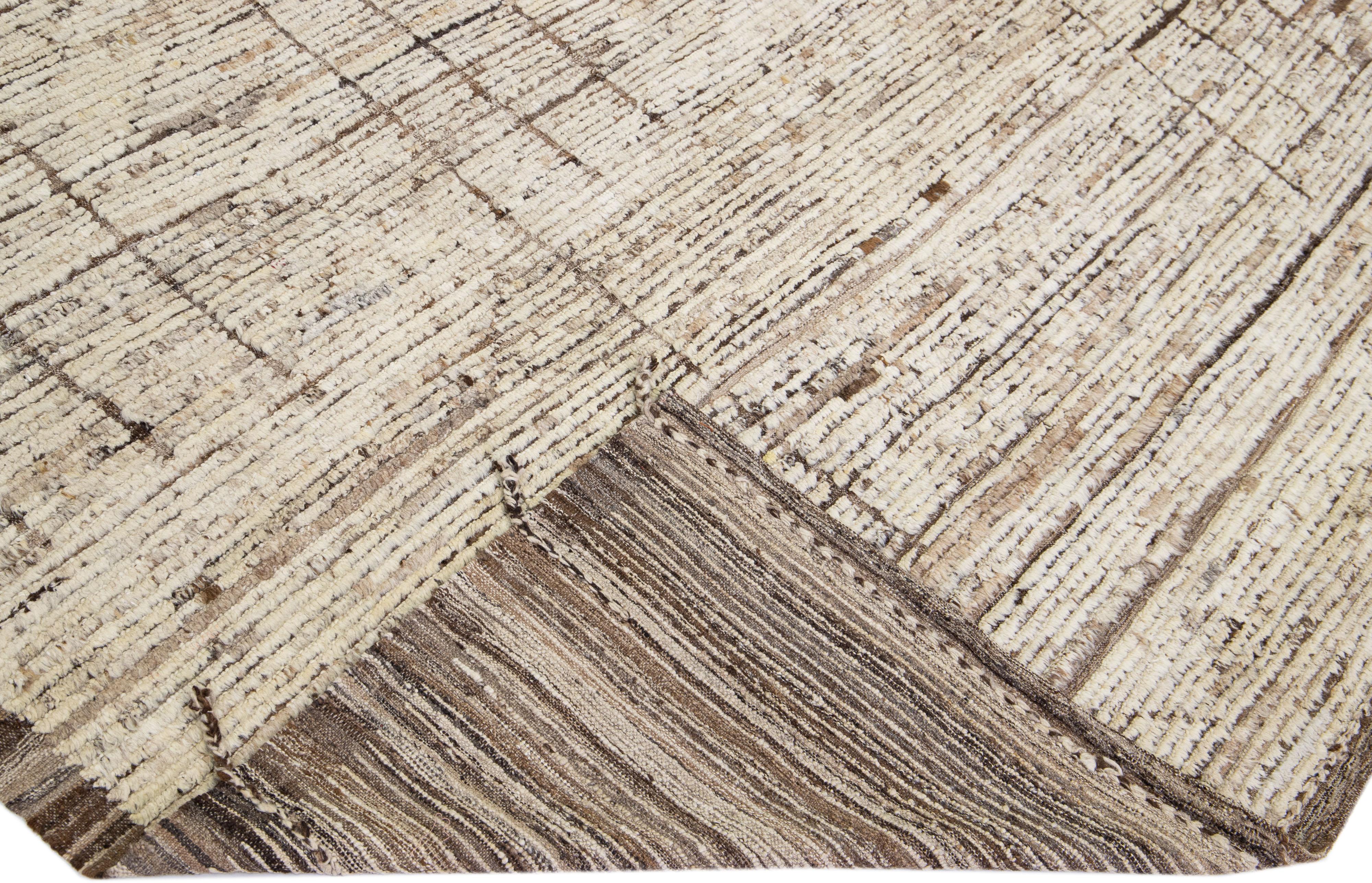 Schöner handgefertigter Wollteppich im marokkanischen Stil mit beigem Farbfeld. Dieser moderne Teppich hat braune Akzente und zeigt ein wunderschönes geometrisches Boho-Motiv.

Dieser Teppich misst: 11'9