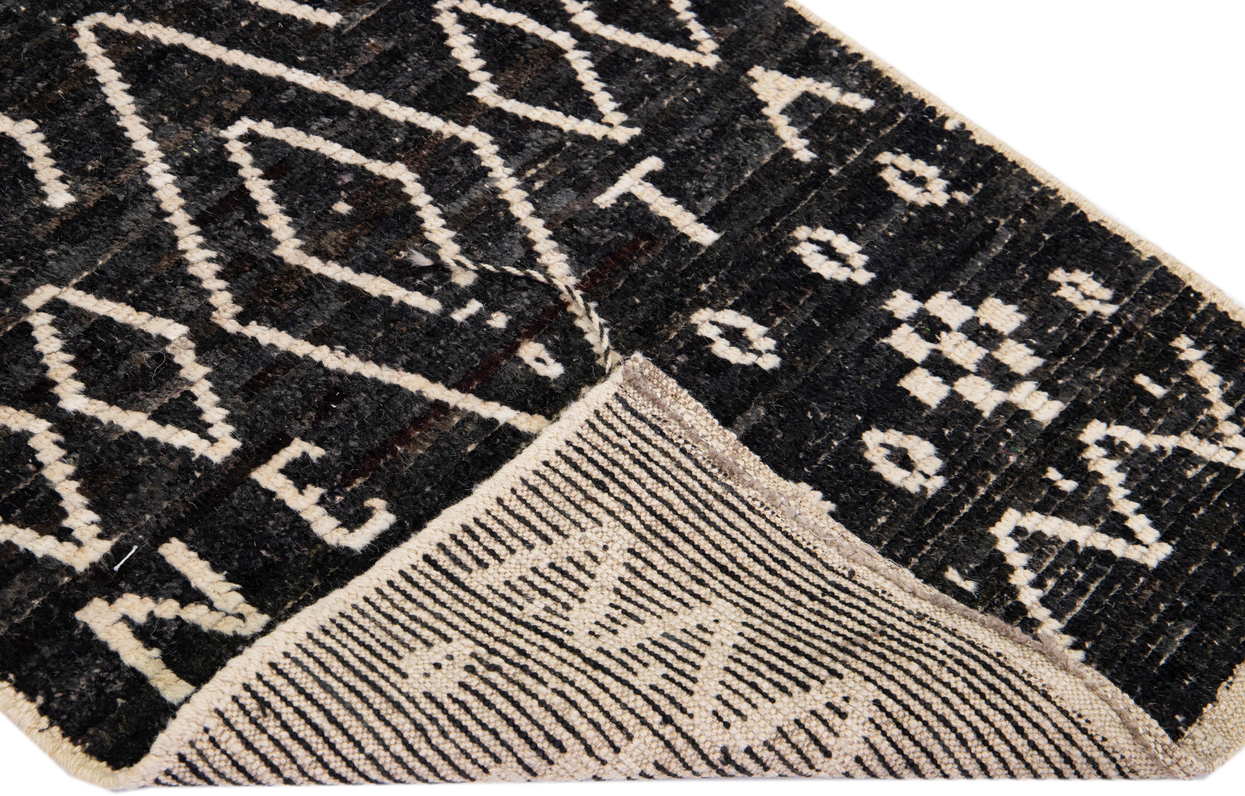 Schöner handgefertigter Wollteppich im marokkanischen Stil mit braunem Feld. Dieser moderne Teppich hat beigefarbene Akzente und zeigt ein wunderschönes geometrisches Tribal-Muster.

Dieser Teppich misst: 2'9