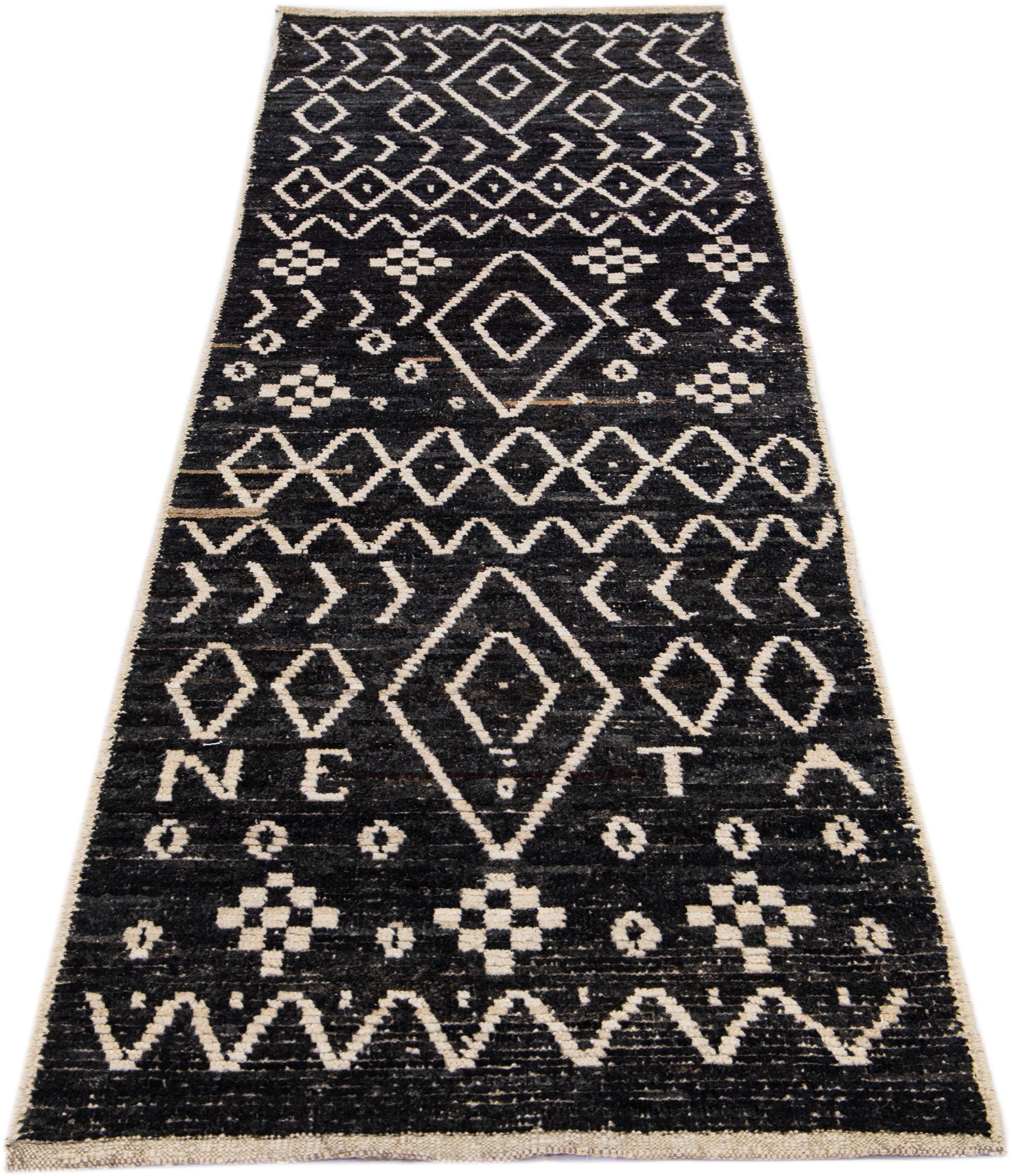 Moderner marokkanischer Stil Handgefertigter Geometrischer Läufer aus brauner Wolle (Stammeskunst) im Angebot