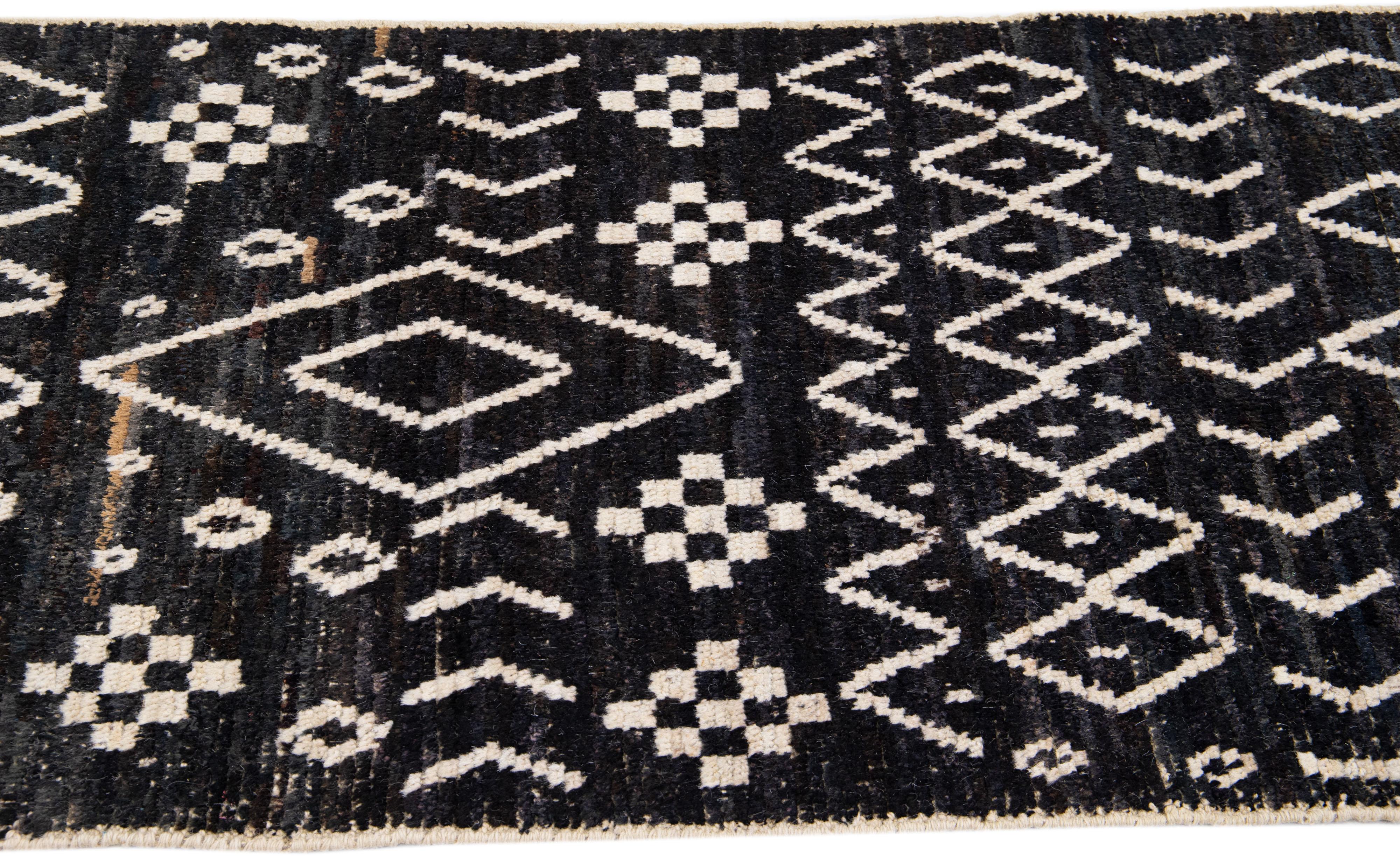 Moderner marokkanischer Stil Handgefertigter Geometrischer Läufer aus brauner Wolle (Pakistanisch) im Angebot