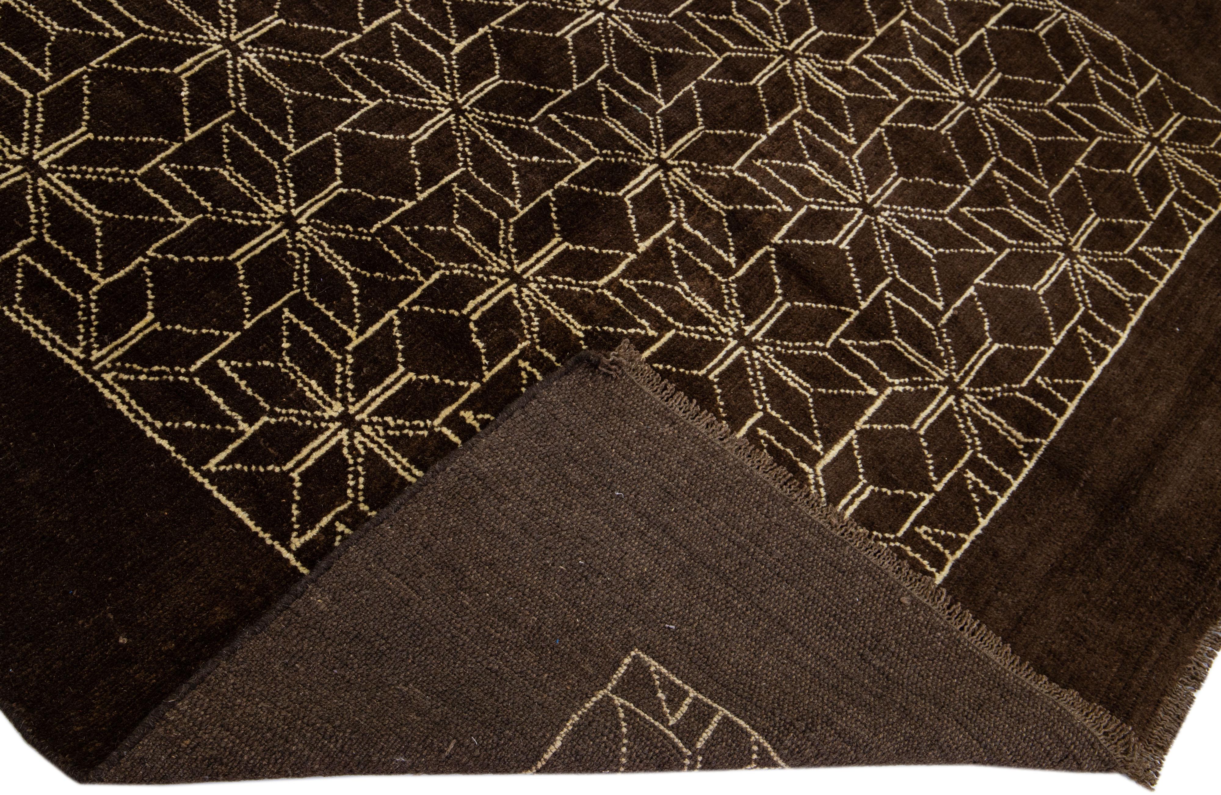 Questo bellissimo tappeto in lana fatto a mano in stile marocchino fa parte della nostra collezione Northwest e presenta un campo di colore marrone scuro e accenti beige in uno splendido disegno tribale geometrico.

Questo tappeto misura: 7' x