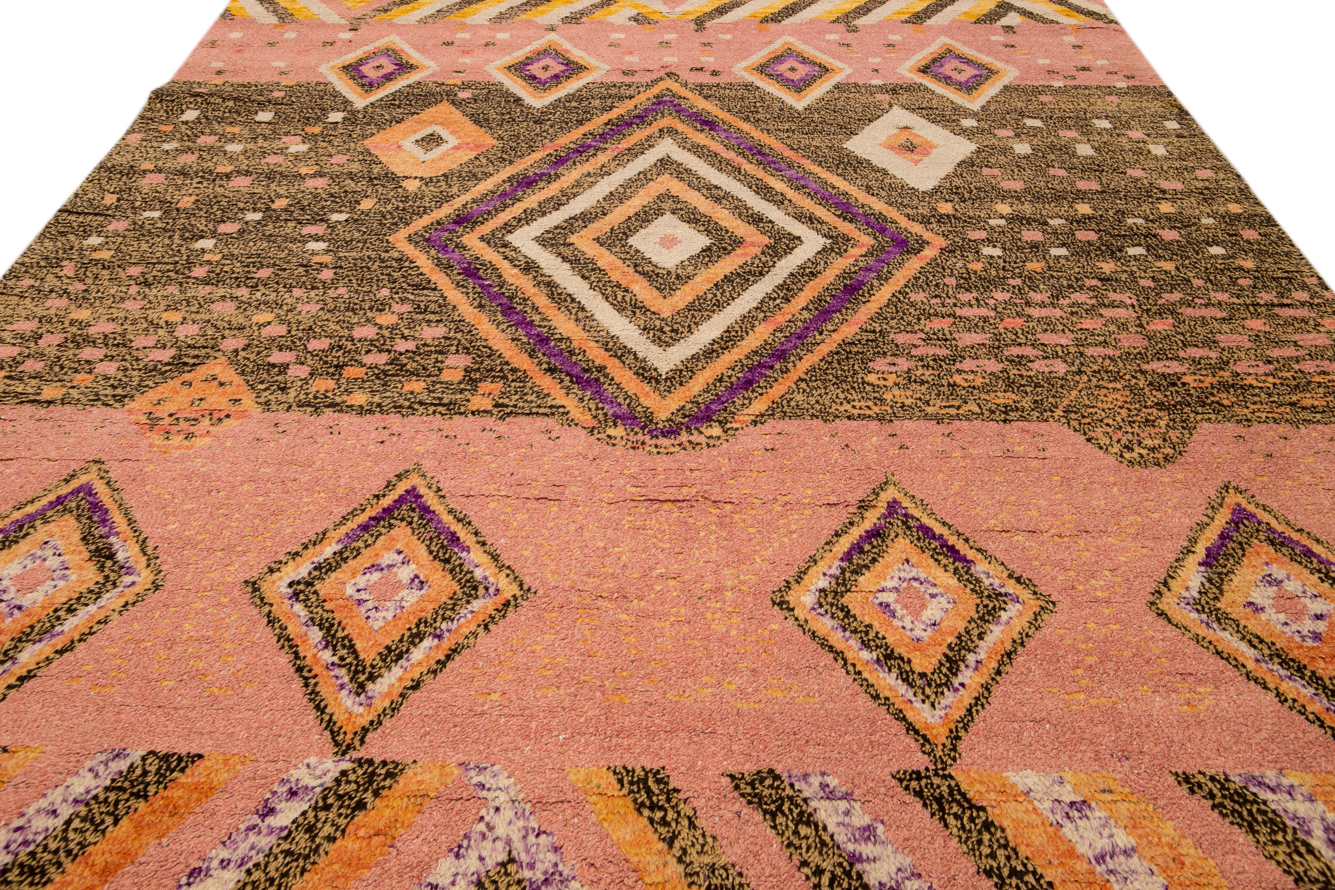 Moderner moderner handgefertigter Boho-Wollteppich im marokkanischen Stil mit geometrischem Muster in Pfirsich (Böhmisch) im Angebot