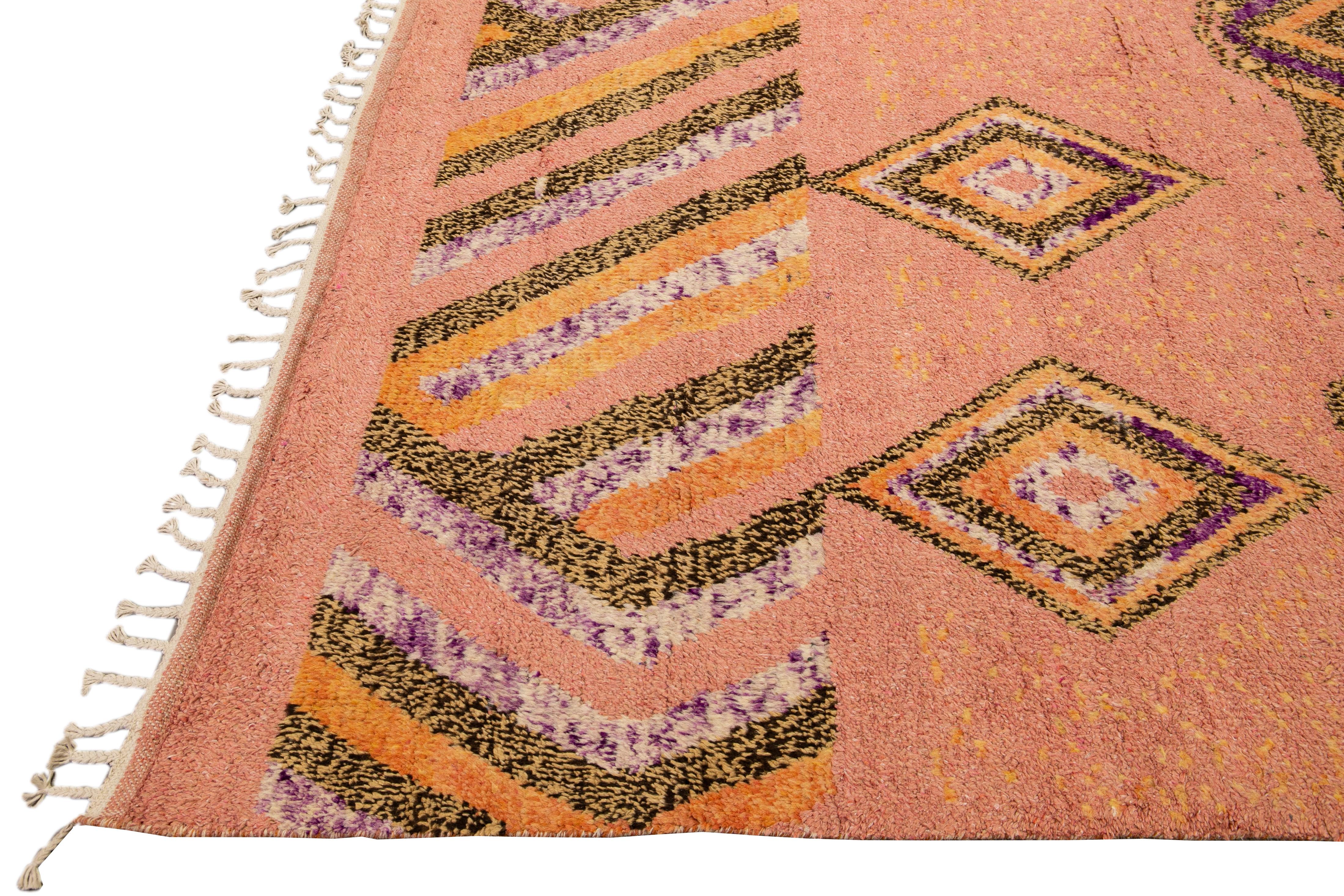 Moderner moderner handgefertigter Boho-Wollteppich im marokkanischen Stil mit geometrischem Muster in Pfirsich (Pakistanisch) im Angebot
