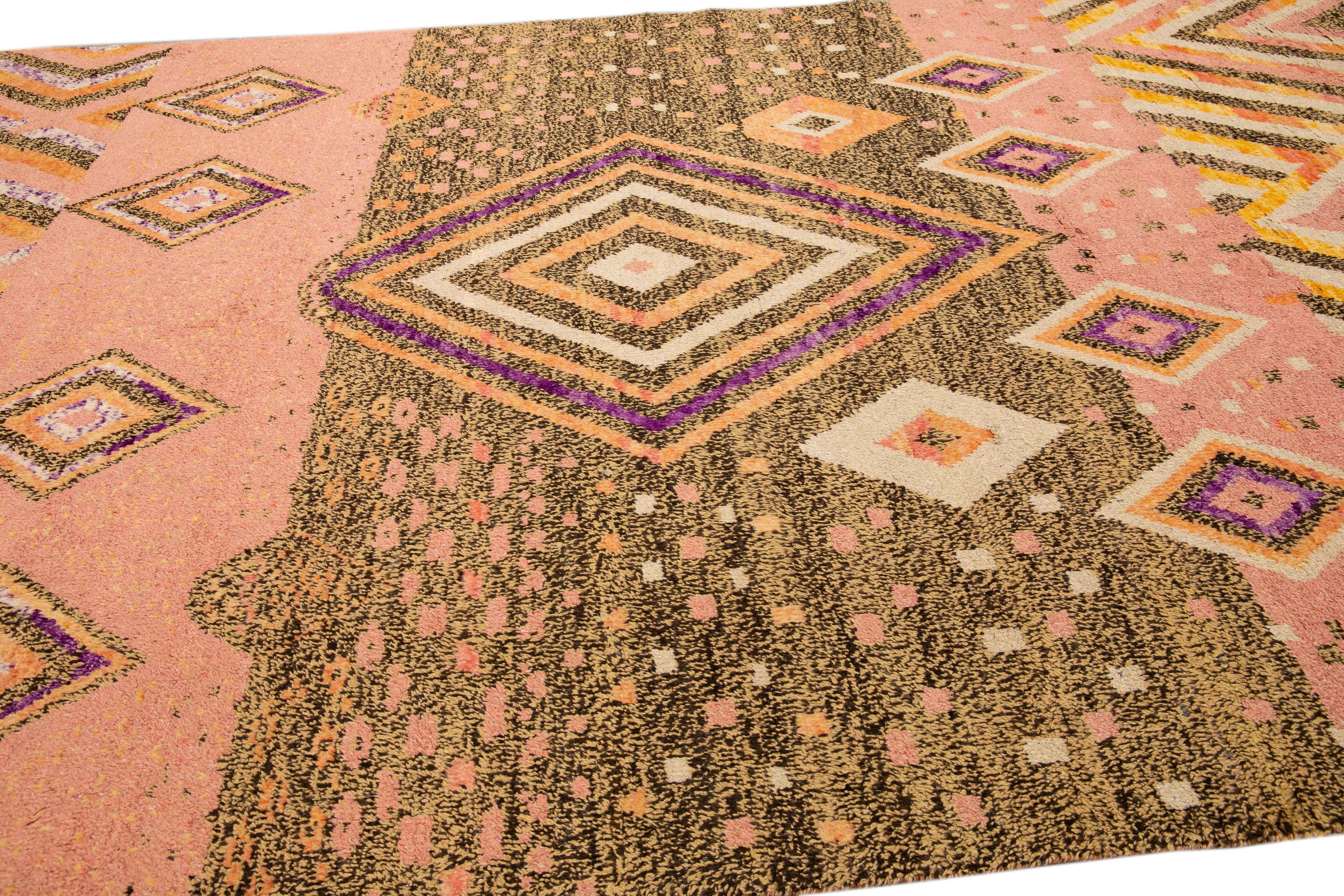 Moderner moderner handgefertigter Boho-Wollteppich im marokkanischen Stil mit geometrischem Muster in Pfirsich (Handgeknüpft) im Angebot