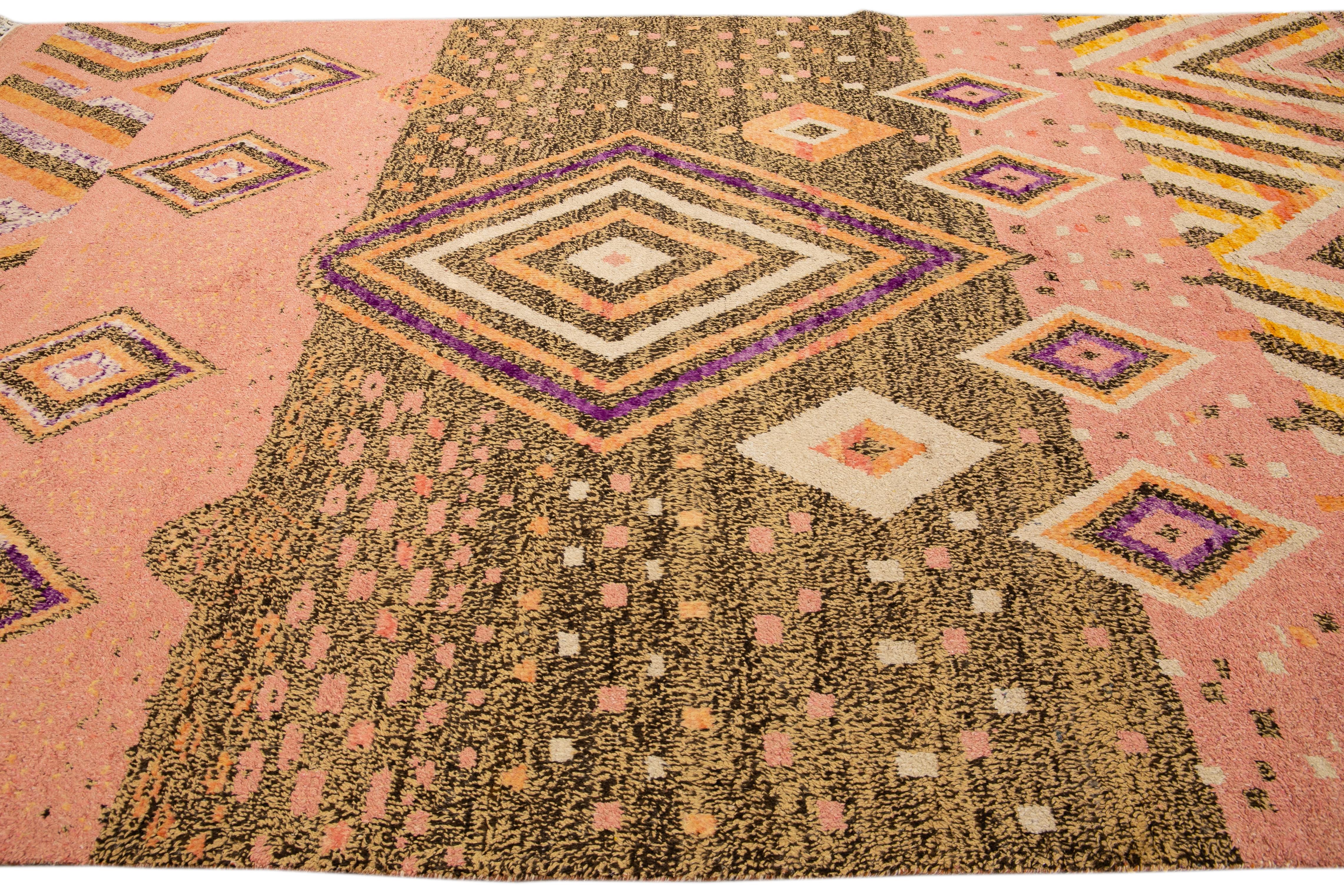 Moderner moderner handgefertigter Boho-Wollteppich im marokkanischen Stil mit geometrischem Muster in Pfirsich im Zustand „Neu“ im Angebot in Norwalk, CT