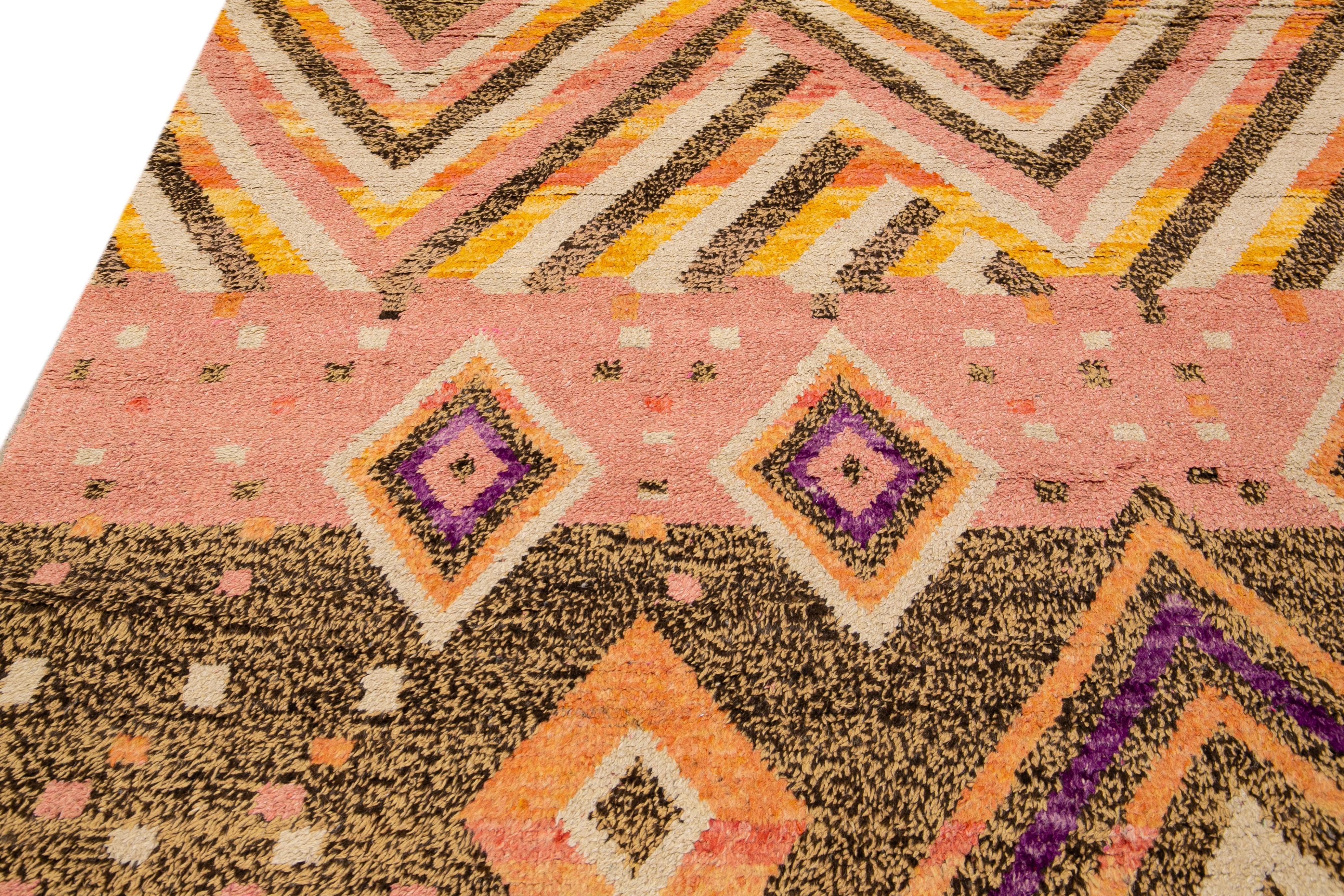 Moderner moderner handgefertigter Boho-Wollteppich im marokkanischen Stil mit geometrischem Muster in Pfirsich (21. Jahrhundert und zeitgenössisch) im Angebot