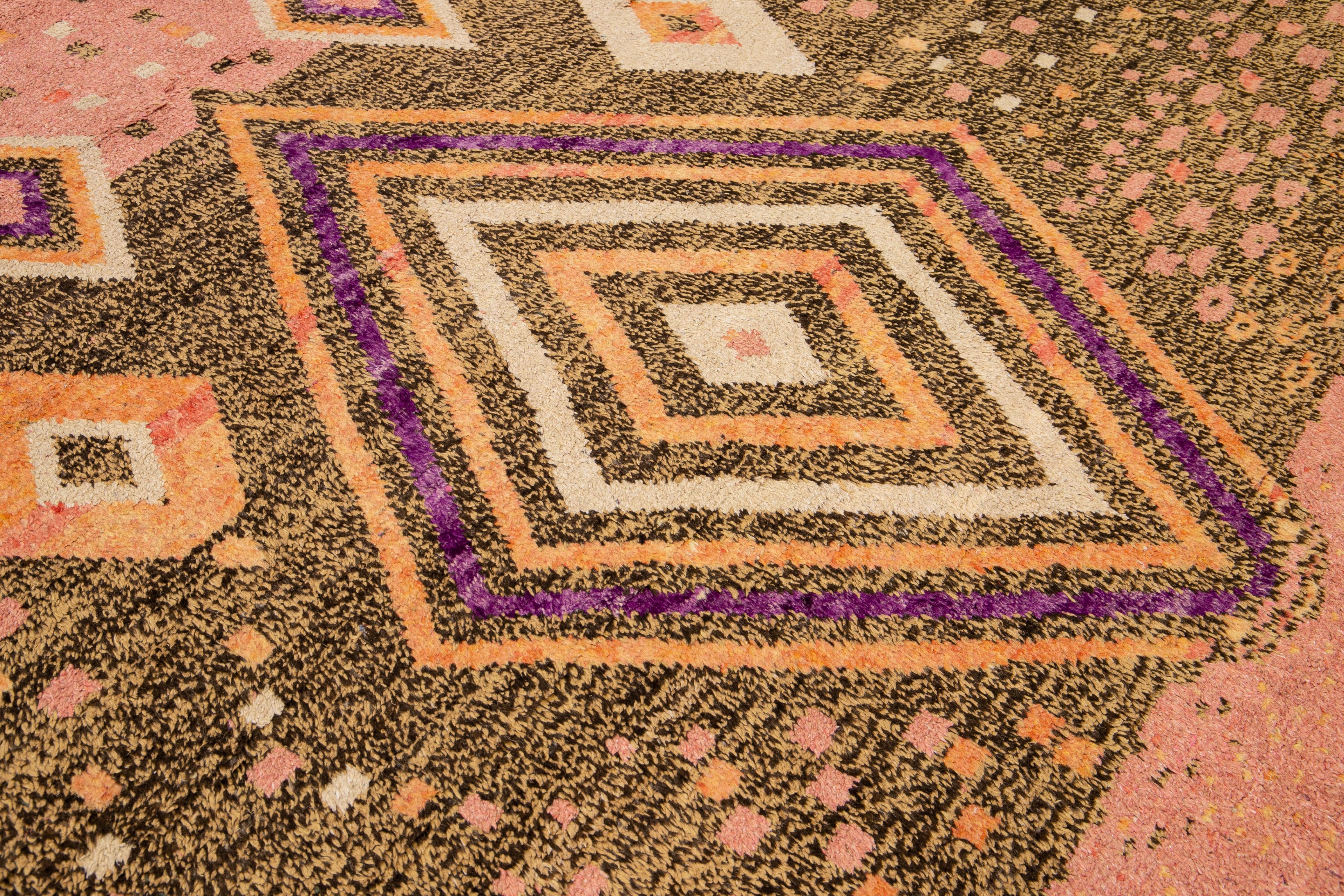 Moderner moderner handgefertigter Boho-Wollteppich im marokkanischen Stil mit geometrischem Muster in Pfirsich (Wolle) im Angebot