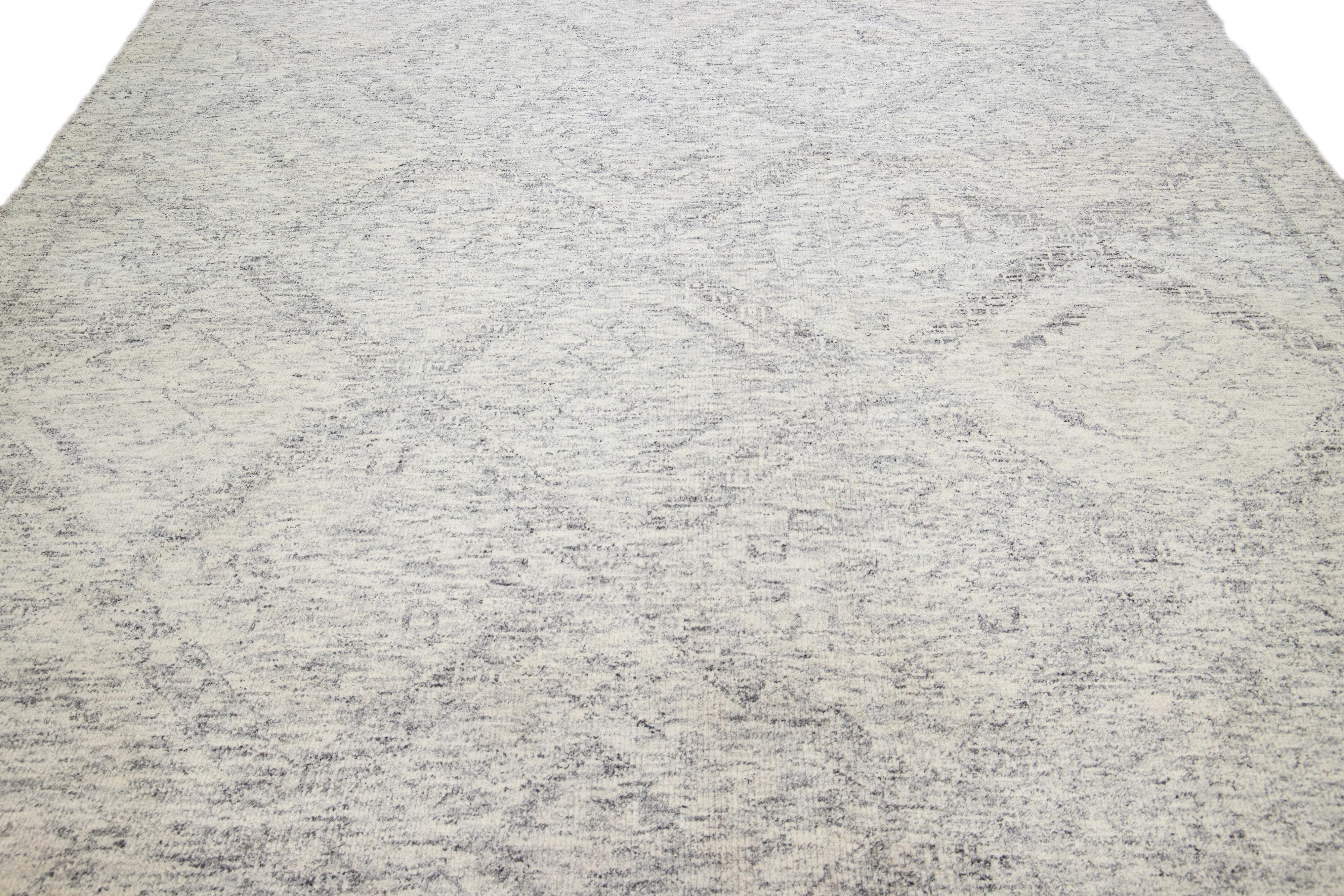Moderne Tapis en laine ivoire et gris de style marocain moderne et géométrique fait à la main par Apadana en vente