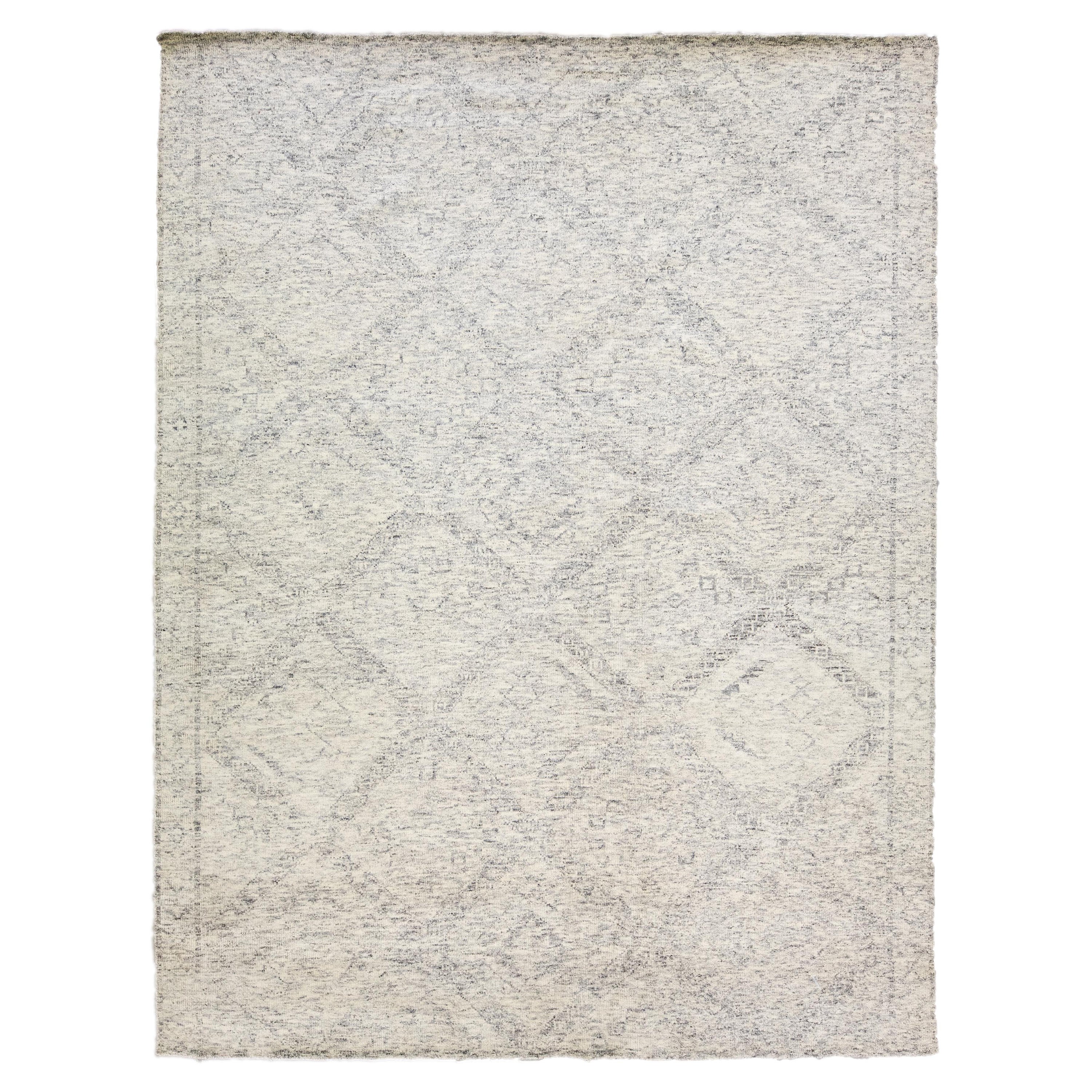 Tapis en laine ivoire et gris de style marocain moderne et géométrique fait à la main par Apadana en vente