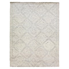 Moderner handgefertigter geometrischer elfenbeinfarbener und grauer Wollteppich im marokkanischen Stil von Apadana