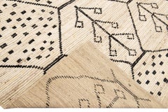 Moderner moderner handgefertigter Boho-Wollteppich im marokkanischen Stil mit geometrischem Motiv in Beige