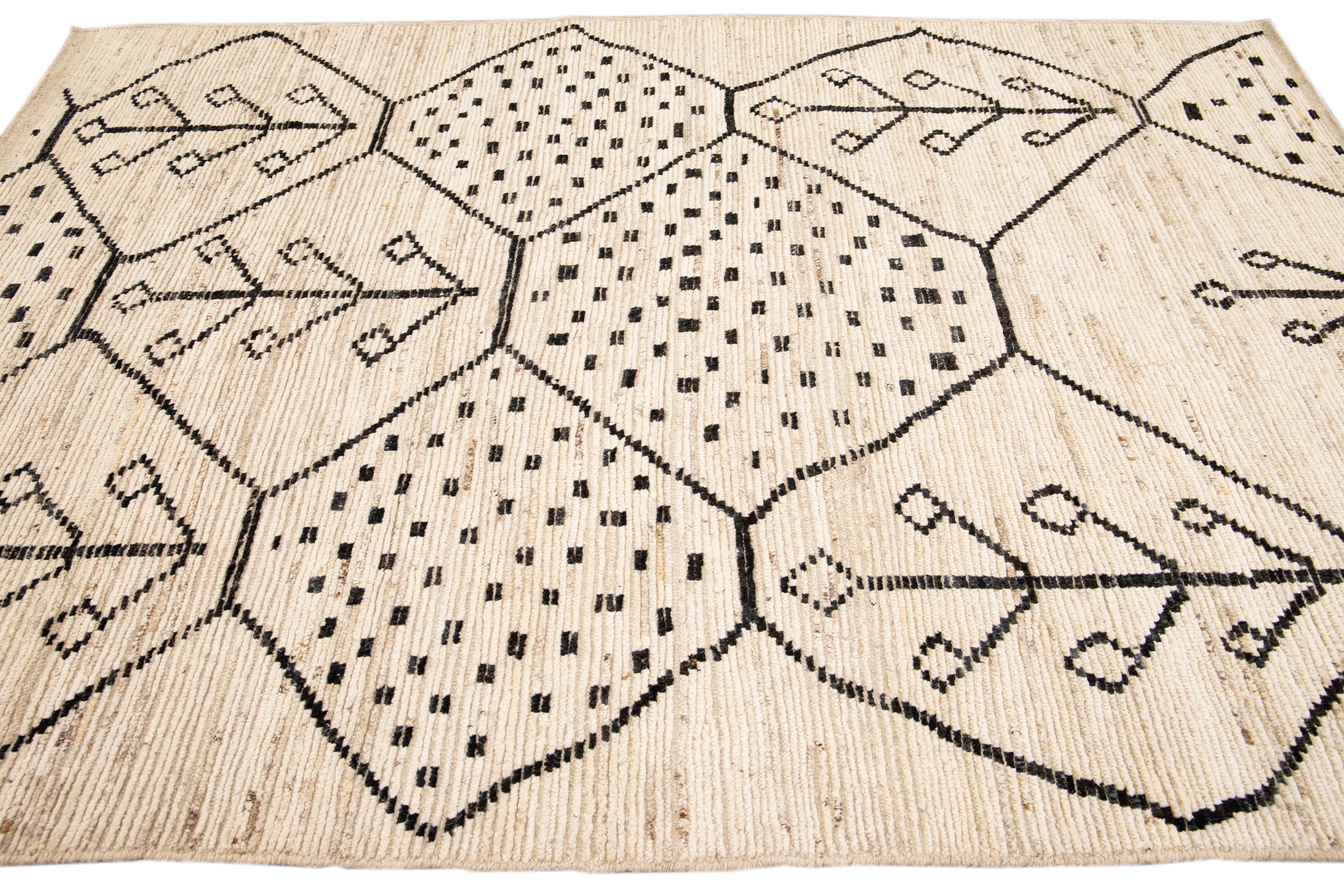 Moderner moderner handgefertigter Boho-Wollteppich im marokkanischen Stil mit geometrischem Motiv in Beige im Zustand „Neu“ im Angebot in Norwalk, CT