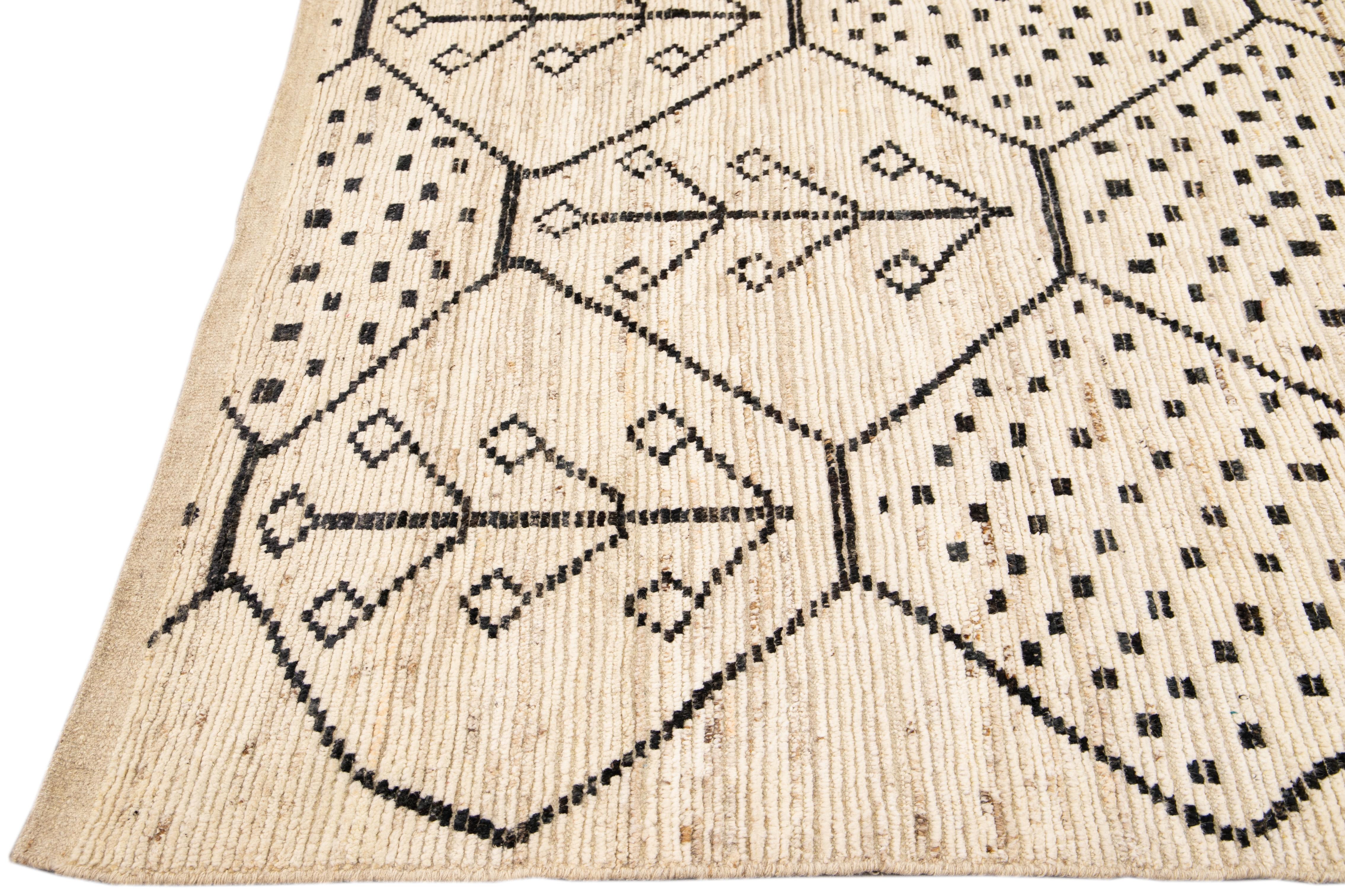 Moderner moderner handgefertigter Boho-Wollteppich im marokkanischen Stil mit geometrischem Motiv in Beige im Angebot 1