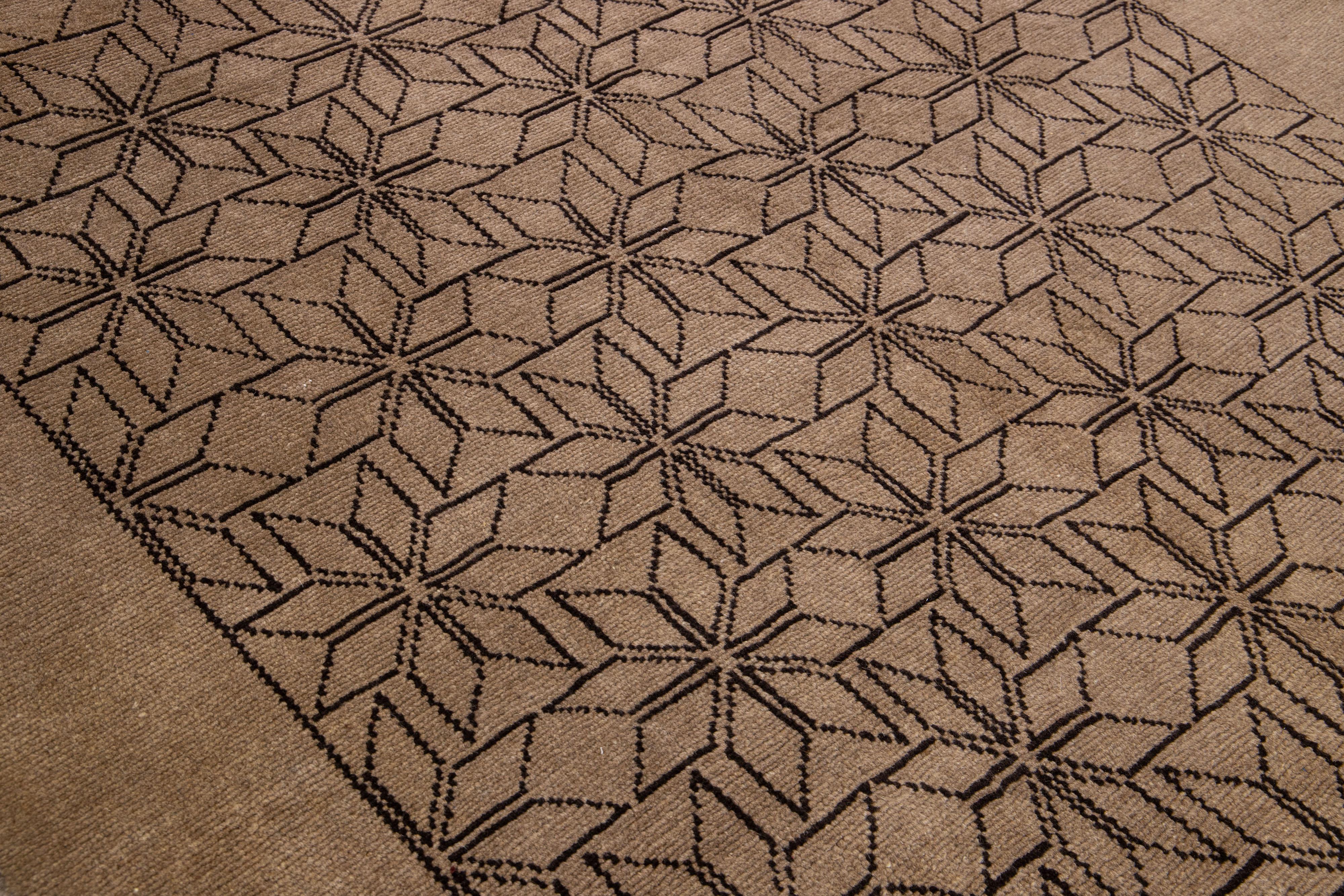 XXIe siècle et contemporain Tapis en laine de style marocain moderne à motifs géométriques fait à la main par Apadana en vente