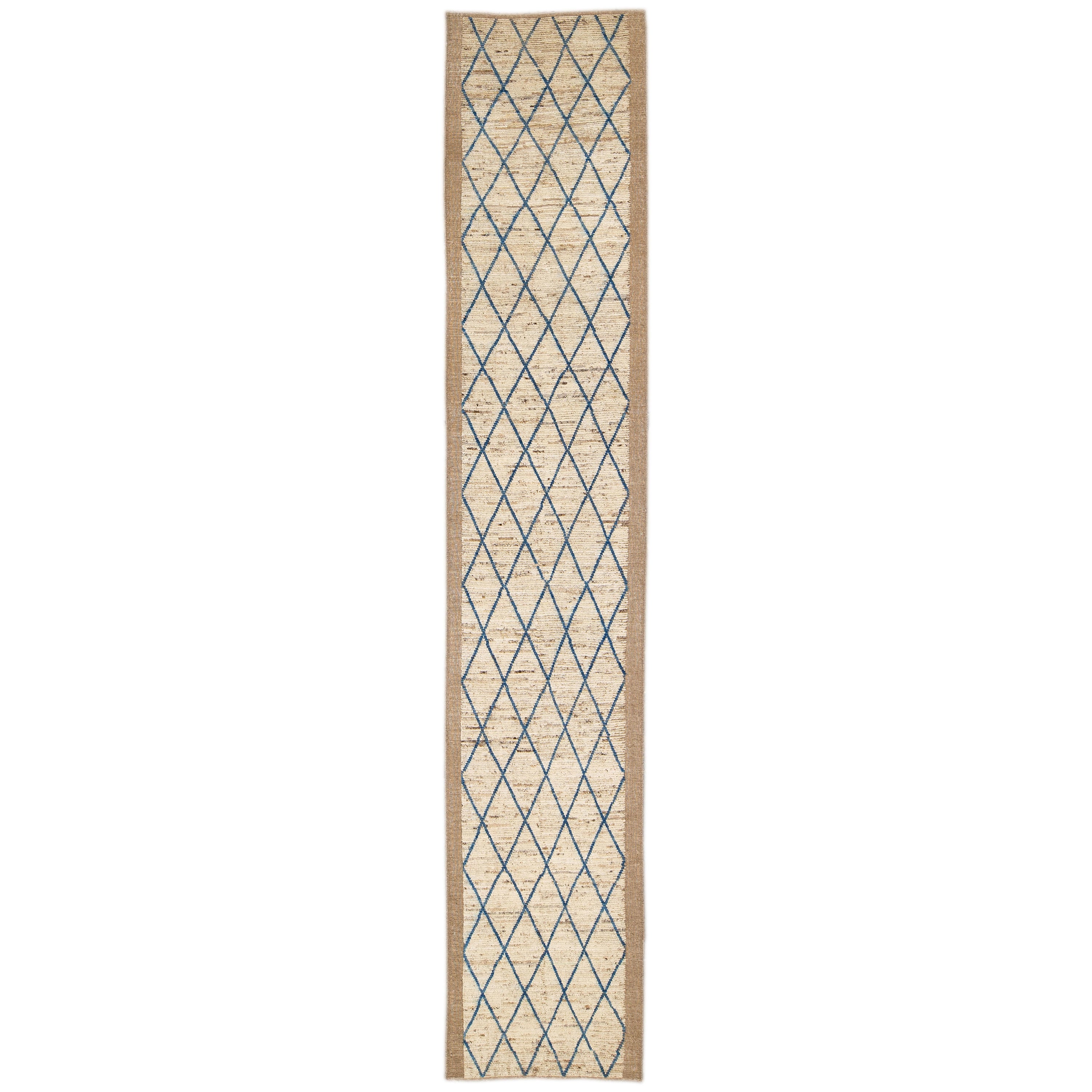 Tapis de couloir large en laine beige et bleu à motif géométrique de style marocain moderne fait à la main