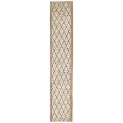 Tapis de couloir large en laine beige et bleu à motif géométrique de style marocain moderne fait à la main