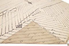 Moderner moderner handgefertigter Boho-Wollteppich im marokkanischen Stil mit geometrischem Muster in Beige und Grau