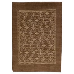 Tapis en laine marron de style marocain moderne et à motifs géométriques fait à la main par Apadana