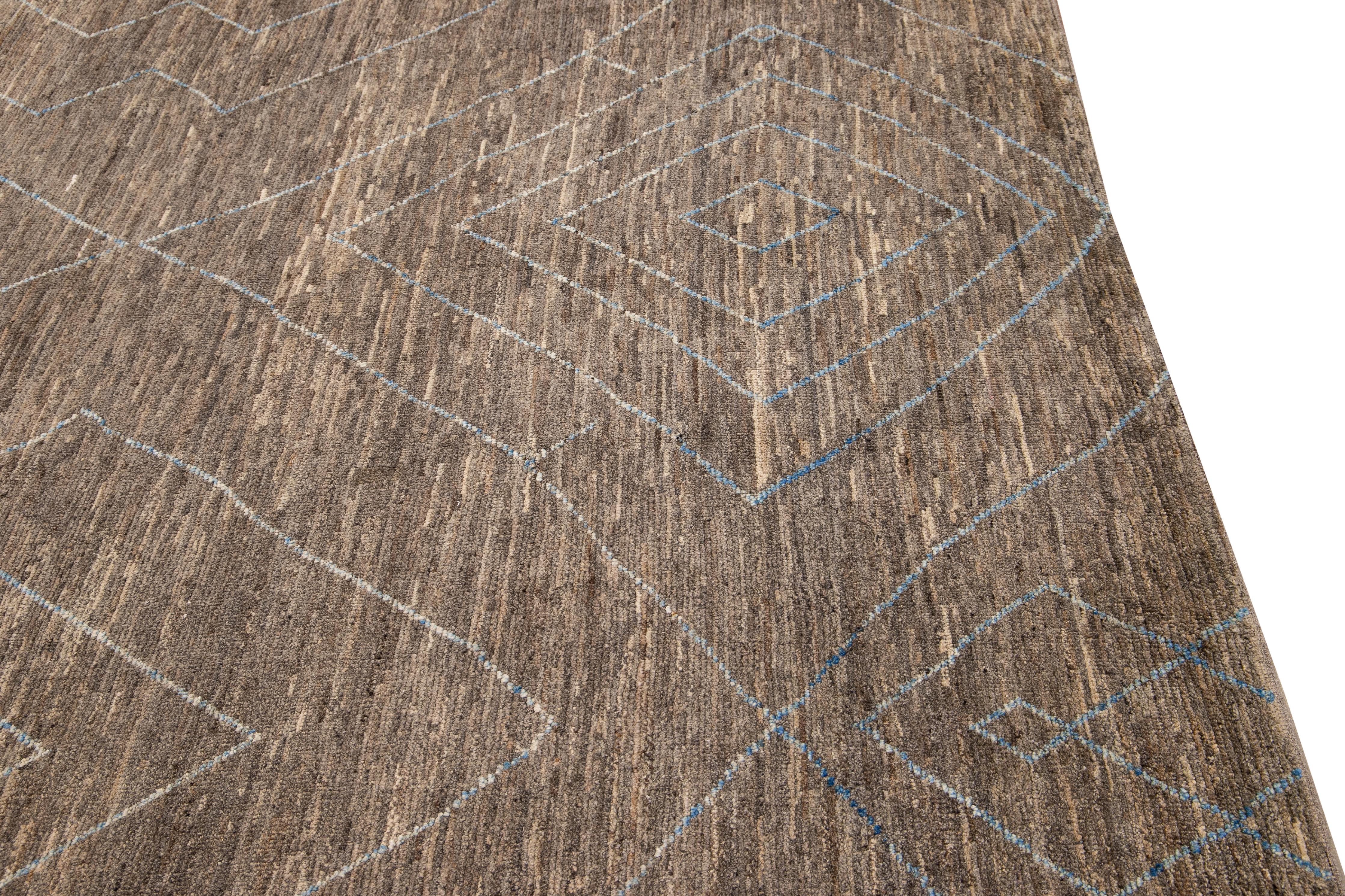 Tapis en laine marron de style marocain moderne et artisanal à motifs géométriques Neuf - En vente à Norwalk, CT
