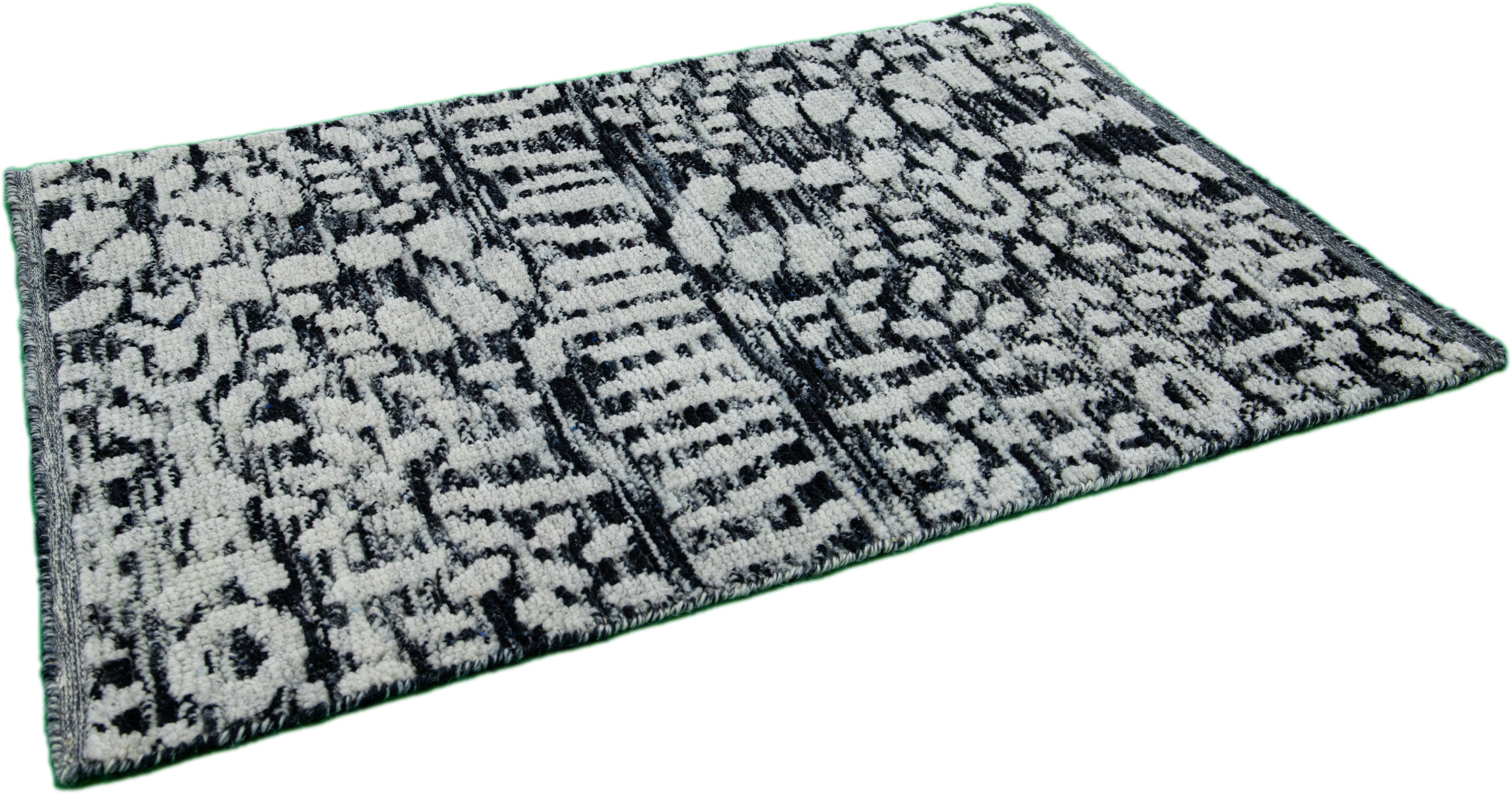 Moderner moderner handgefertigter grau/schwarzer Wollteppich im marokkanischen Stil (Indisch) im Angebot