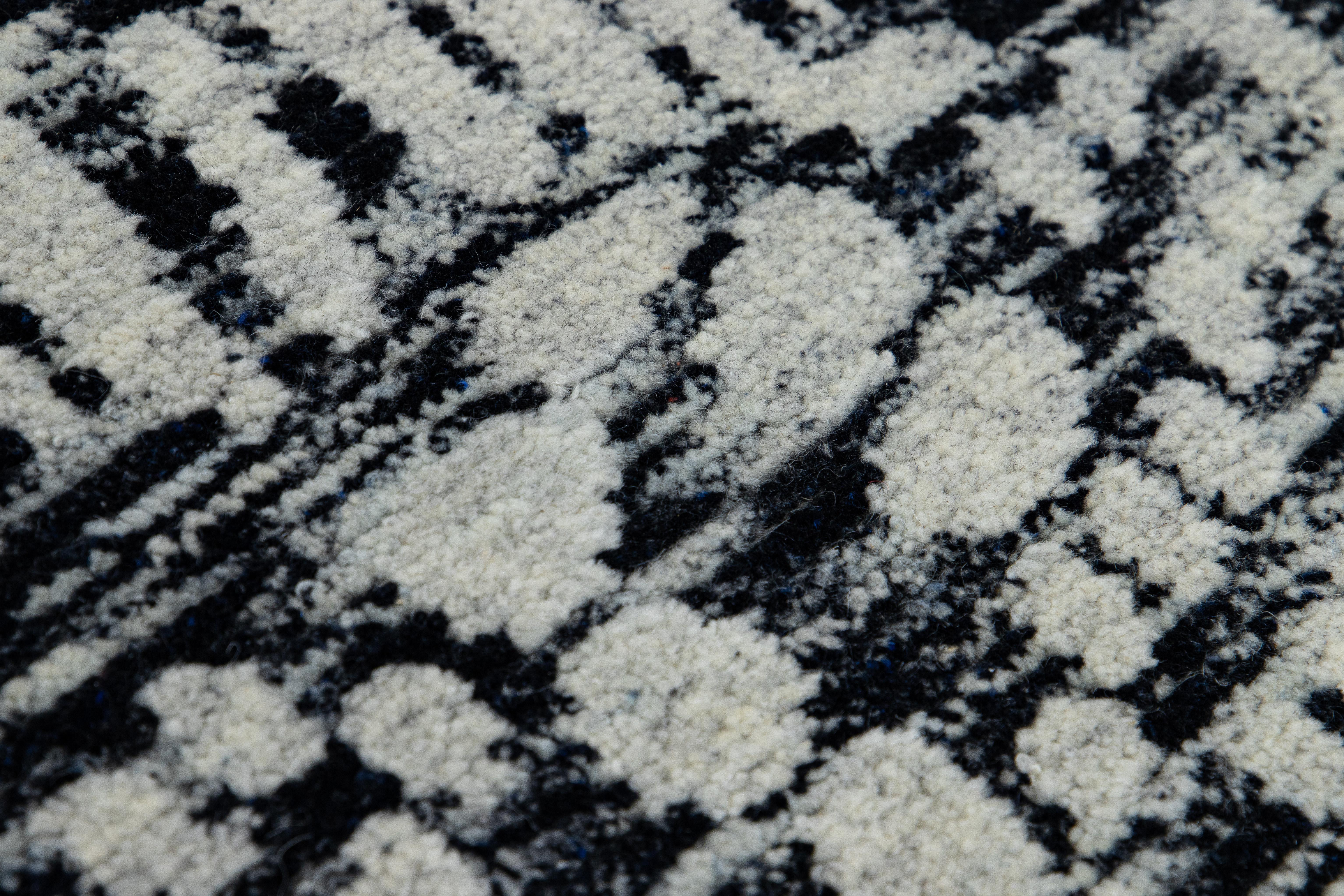 Moderner moderner handgefertigter grau/schwarzer Wollteppich im marokkanischen Stil (Handgeknüpft) im Angebot