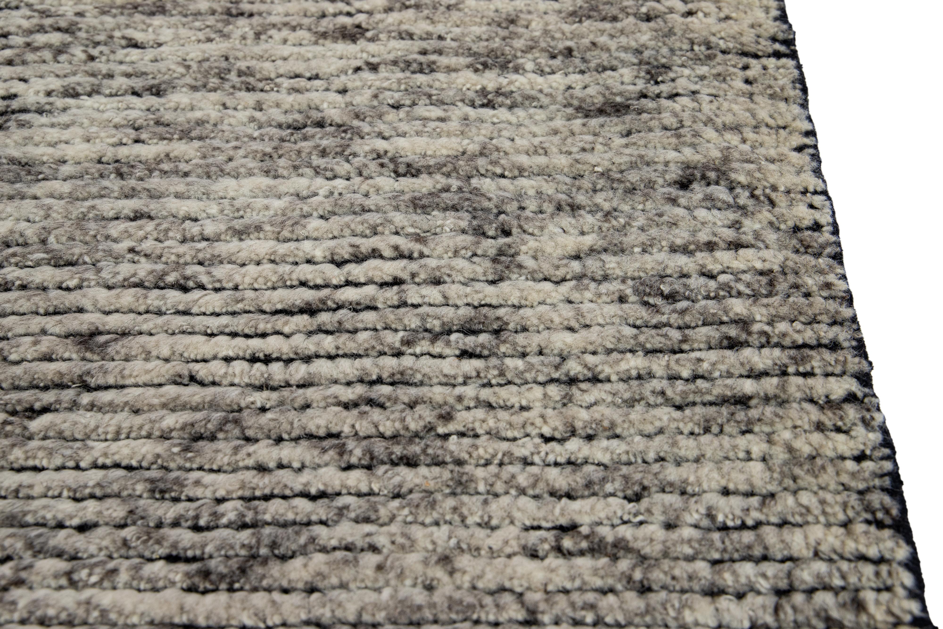 Organico moderno Tappeto in lana personalizzato grigio fatto a mano in stile marocchino moderno in vendita