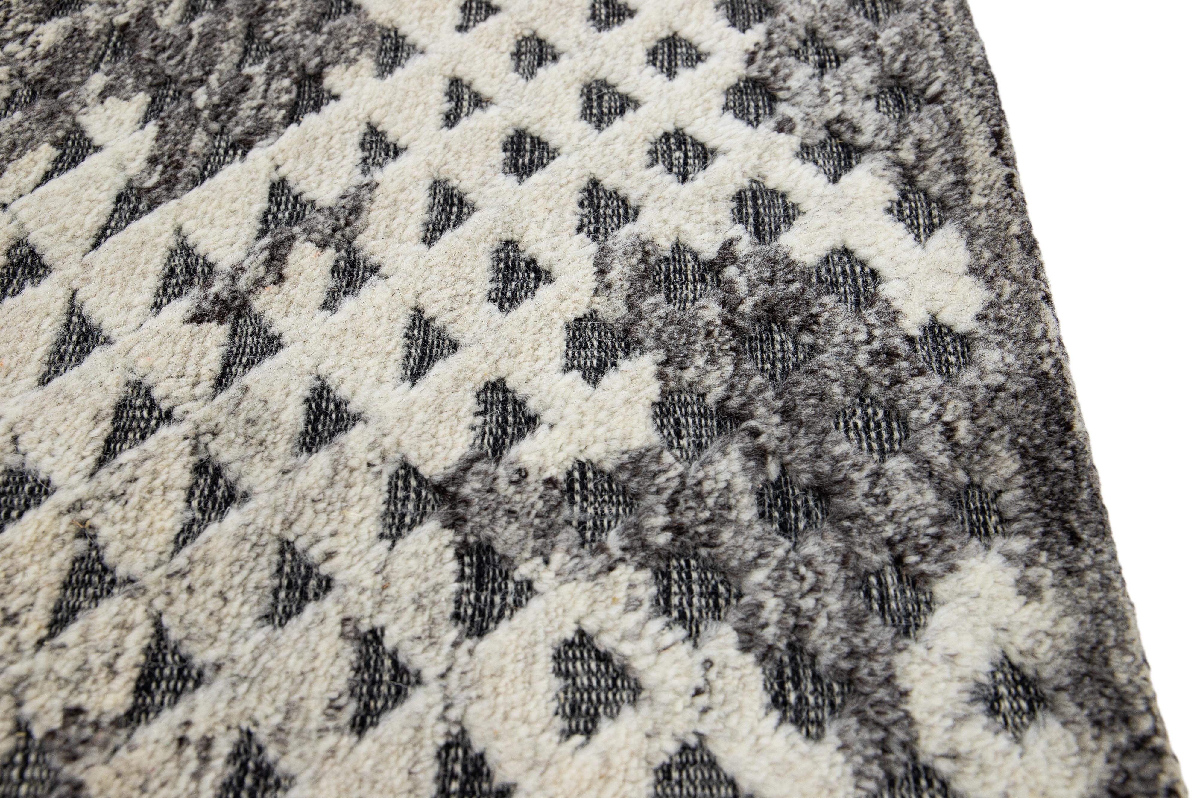 Indian Modern Moroccan Style Handmade Gray & White Custom Wool Rug For Sale