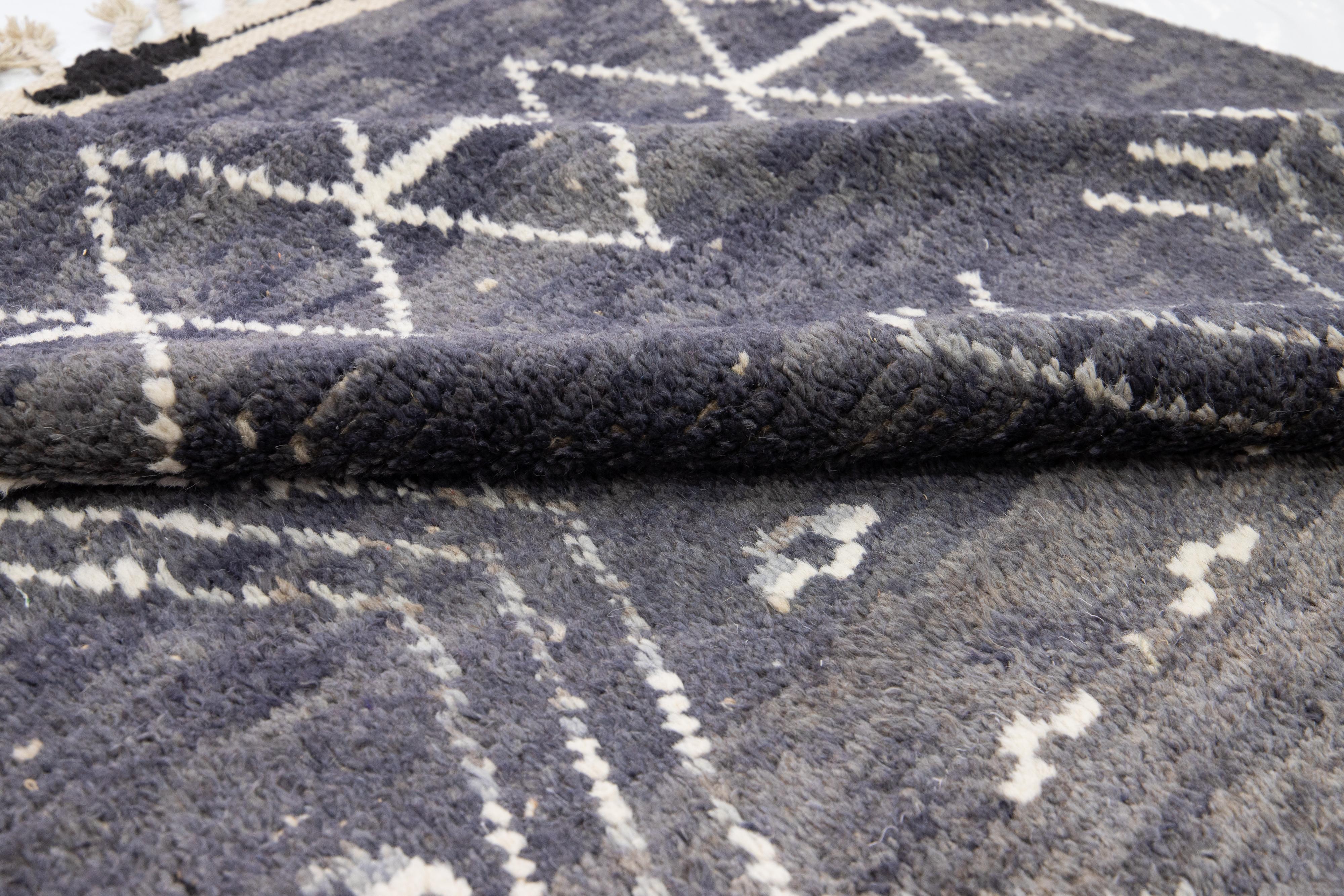 Moderner moderner handgefertigter grauer Wollteppich im marokkanischen Stil mit Stammesmotiv im Angebot 5