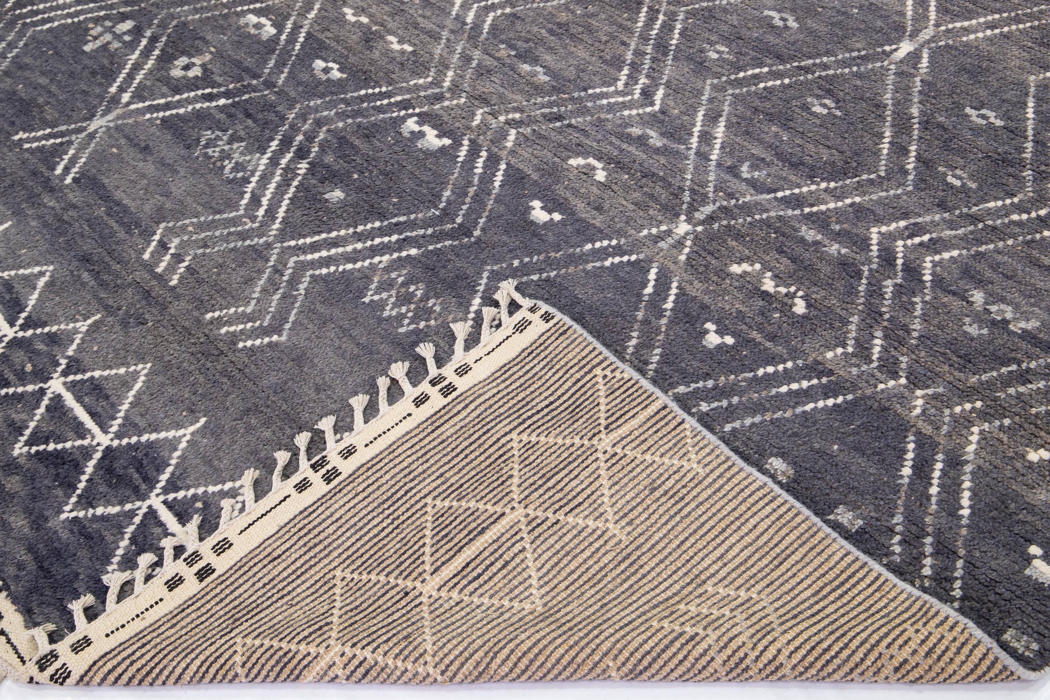 Moderner moderner handgefertigter grauer Wollteppich im marokkanischen Stil mit Stammesmotiv im Angebot 3