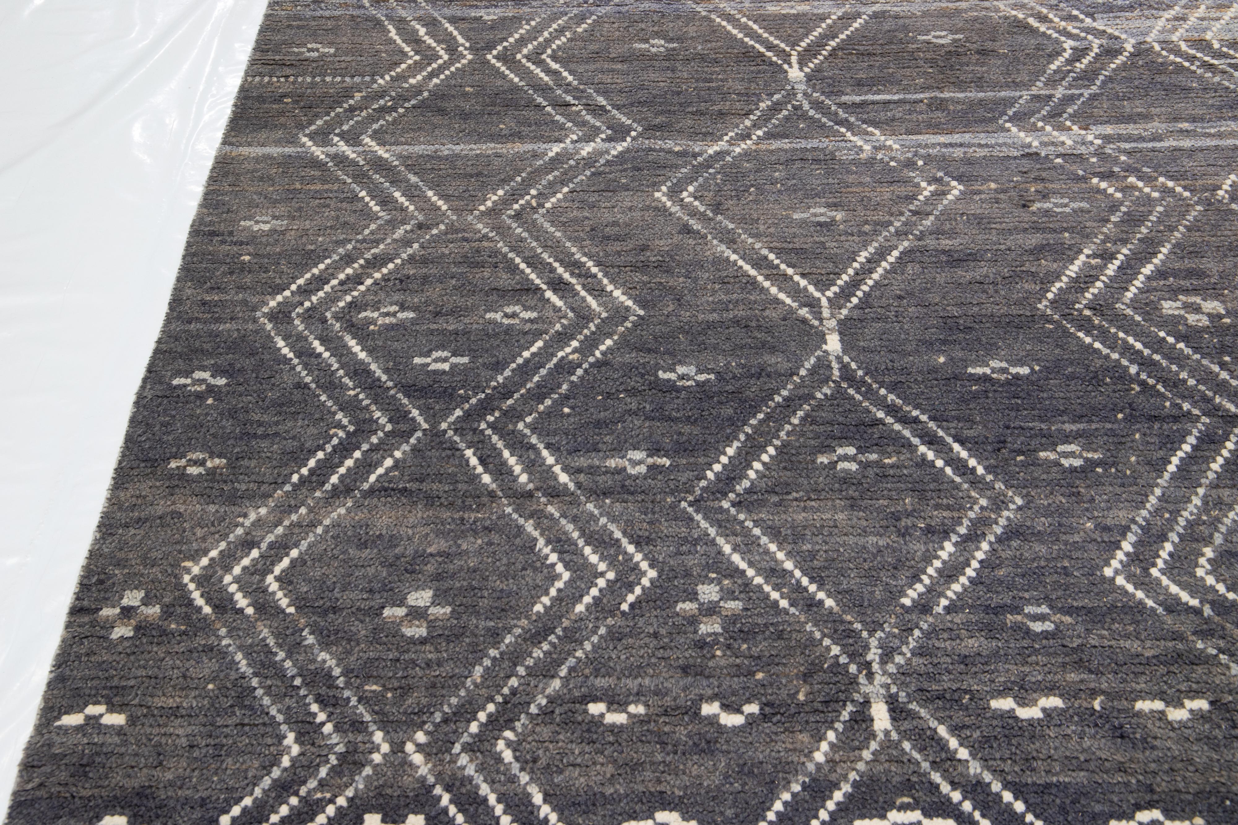 Moderner moderner handgefertigter grauer Wollteppich im marokkanischen Stil mit Stammesmotiv (Indisch) im Angebot