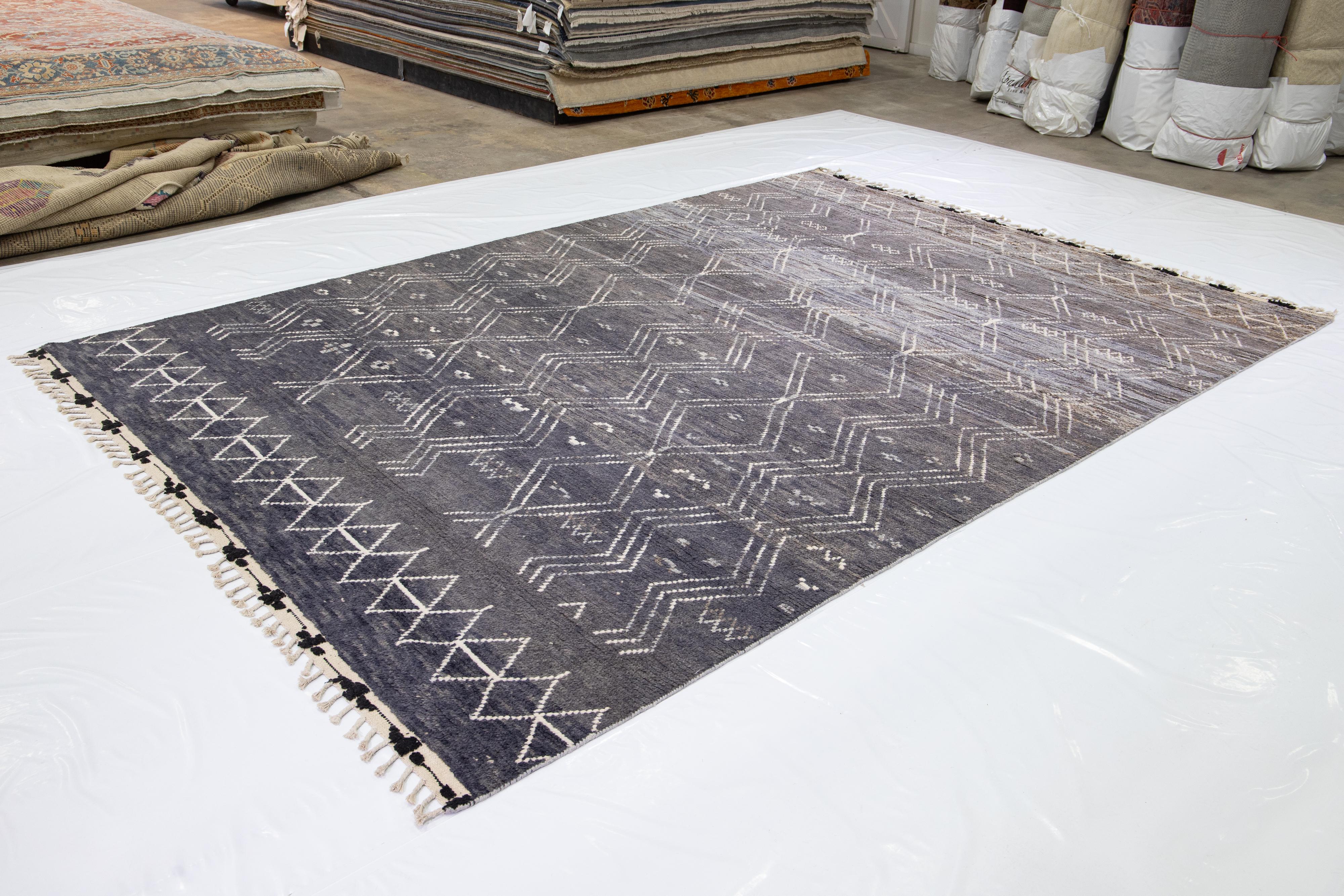 Moderner moderner handgefertigter grauer Wollteppich im marokkanischen Stil mit Stammesmotiv (21. Jahrhundert und zeitgenössisch) im Angebot