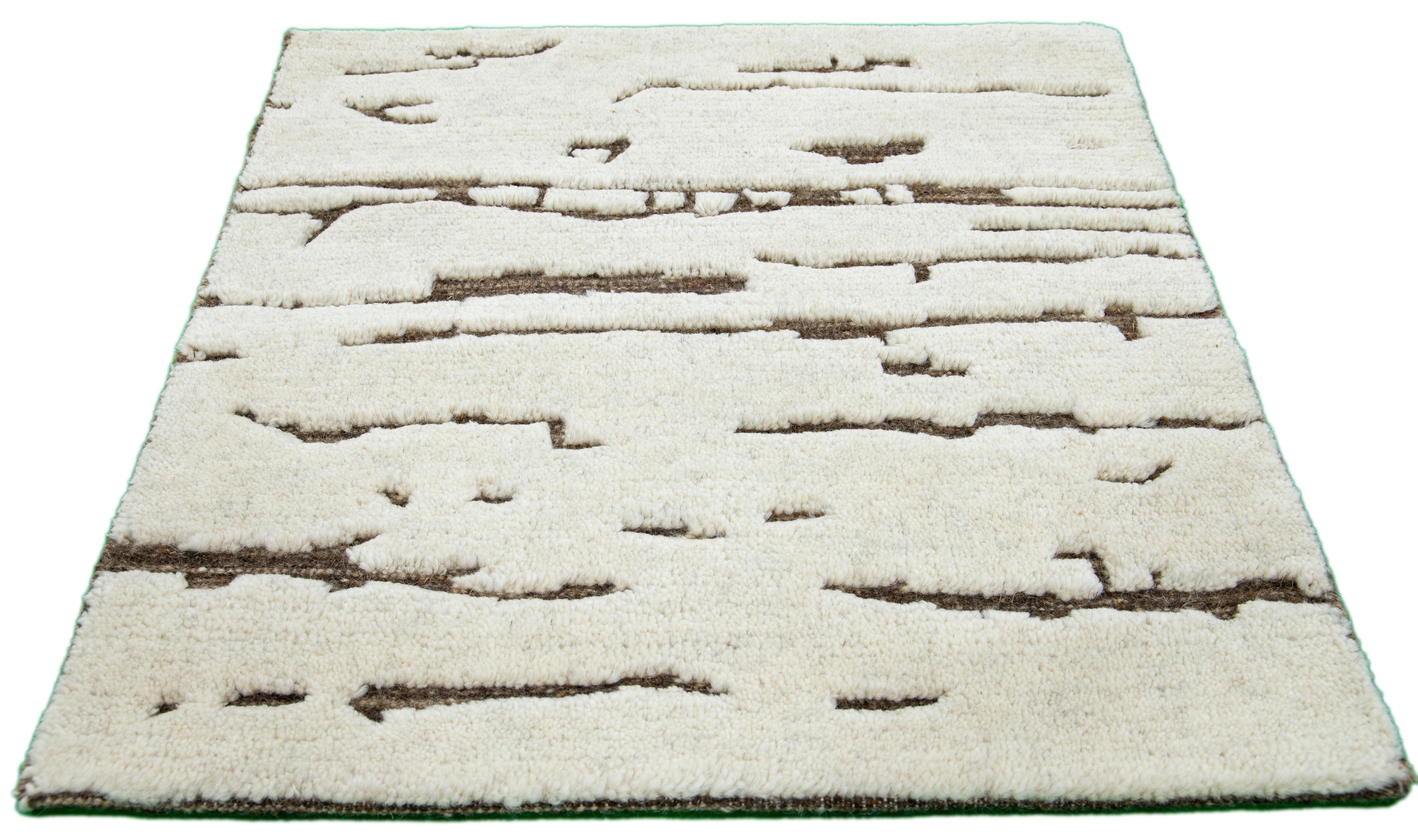 Moderner Wollteppich im marokkanischen Stil von Apadana. Kundenspezifische Größen und Farben auf Bestellung. 

MATERIAL: Wolle 
Techniken: Handgeknüpft
Stil: Marokkanisch 
Vorlaufzeit: Ca. 15-16 Wochen verfügbar 
Farben: Wie abgebildet, andere