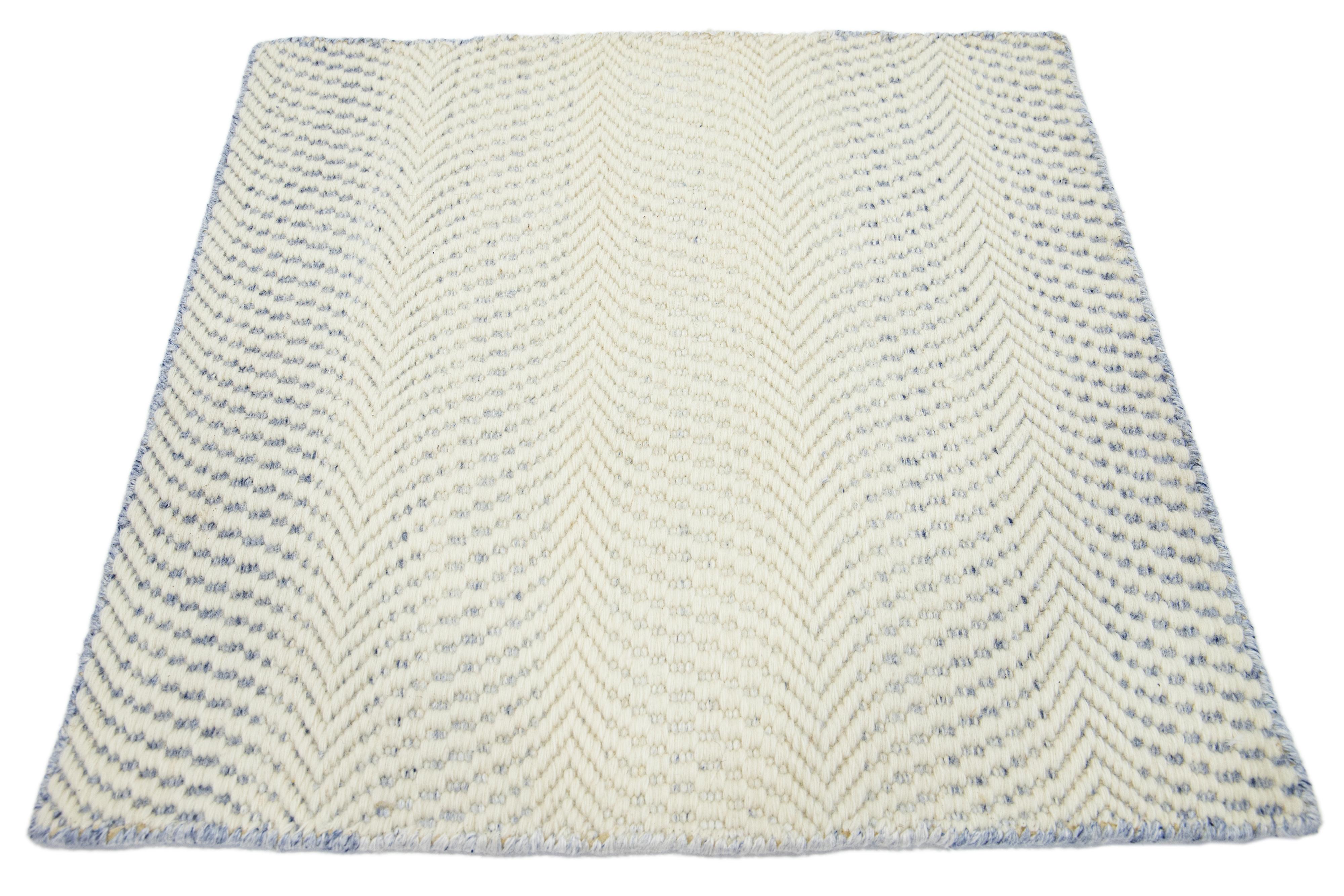 Moderner marokkanischer Teppich aus neuseeländischer Wolle von Apadana. Kundenspezifische Größen und Farben auf Bestellung. 

Material: Neuseeländische Wolle 
Techniken: Handgeknüpft
Stil: Marokkanisch 
Vorlaufzeit: Ca. 15-16 Wochen verfügbar