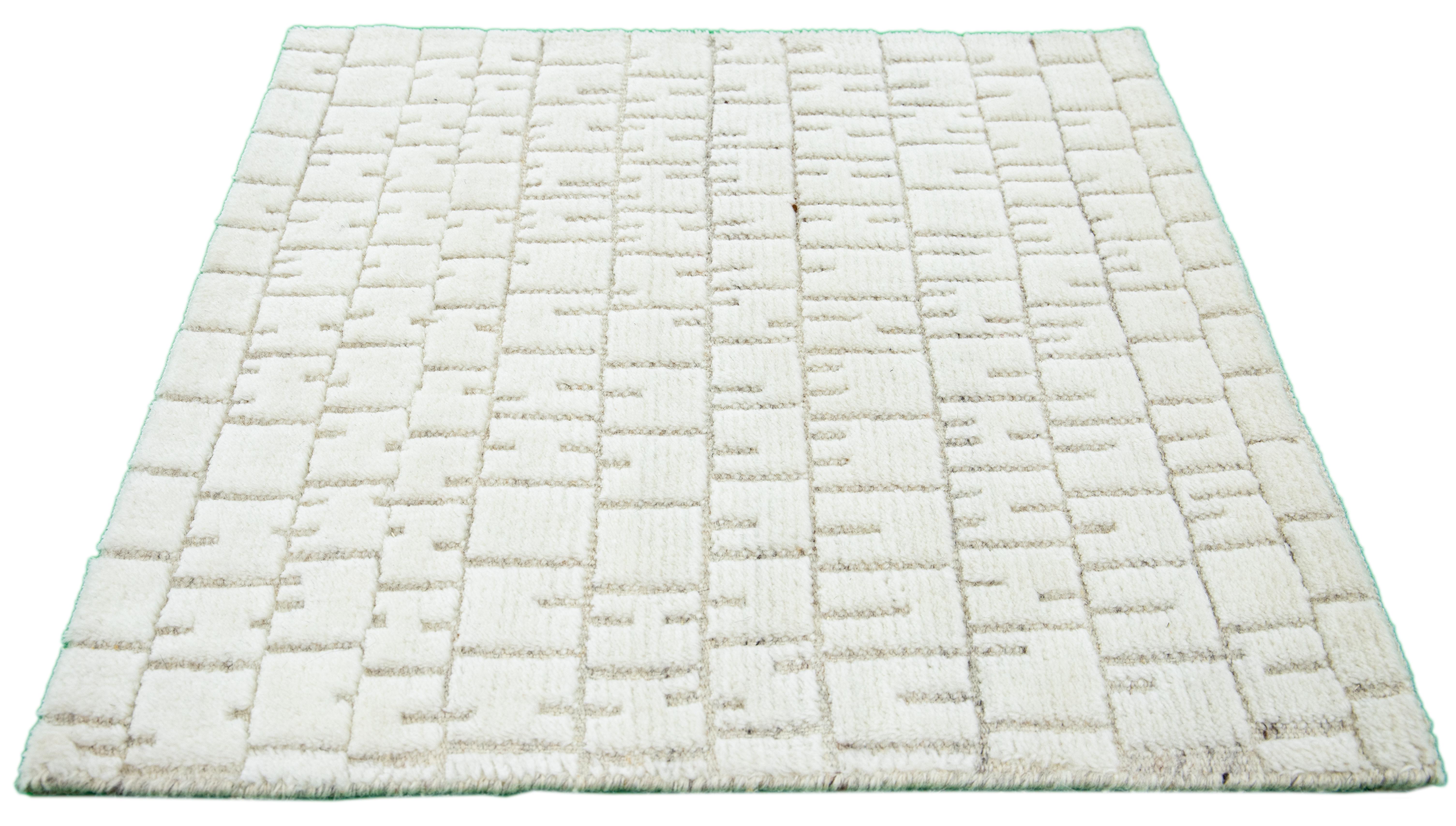 Moderner Wollteppich im marokkanischen Stil von Apadana. Kundenspezifische Größen und Farben auf Bestellung. 

MATERIAL: Wolle 
Techniken: Handgeknüpft
Stil: Marokkanisch 
Vorlaufzeit: Ca. 15-16 Wochen verfügbar 
Farben: Wie abgebildet, andere