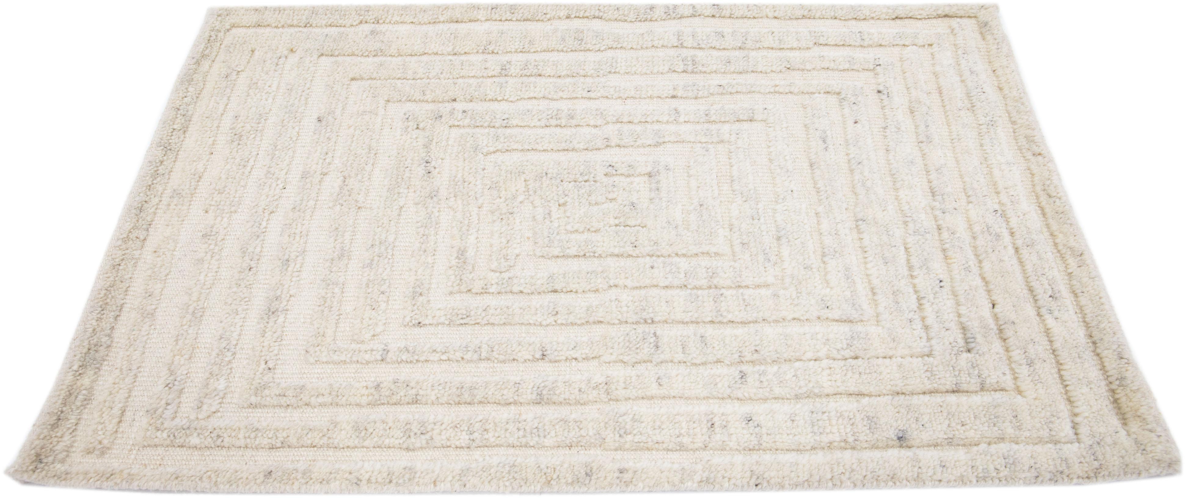 Moderner Wollteppich im marokkanischen Stil von Apadana. Kundenspezifische Größen und Farben auf Bestellung.

MATERIAL: 80 Wolle und 20 Baumwolle.
Techniken: Handgelockt.
Stil: Marokkanisch.
Vorlaufzeit: Ca. 15-16 Wochen verfügbar.
Farben: Wie
